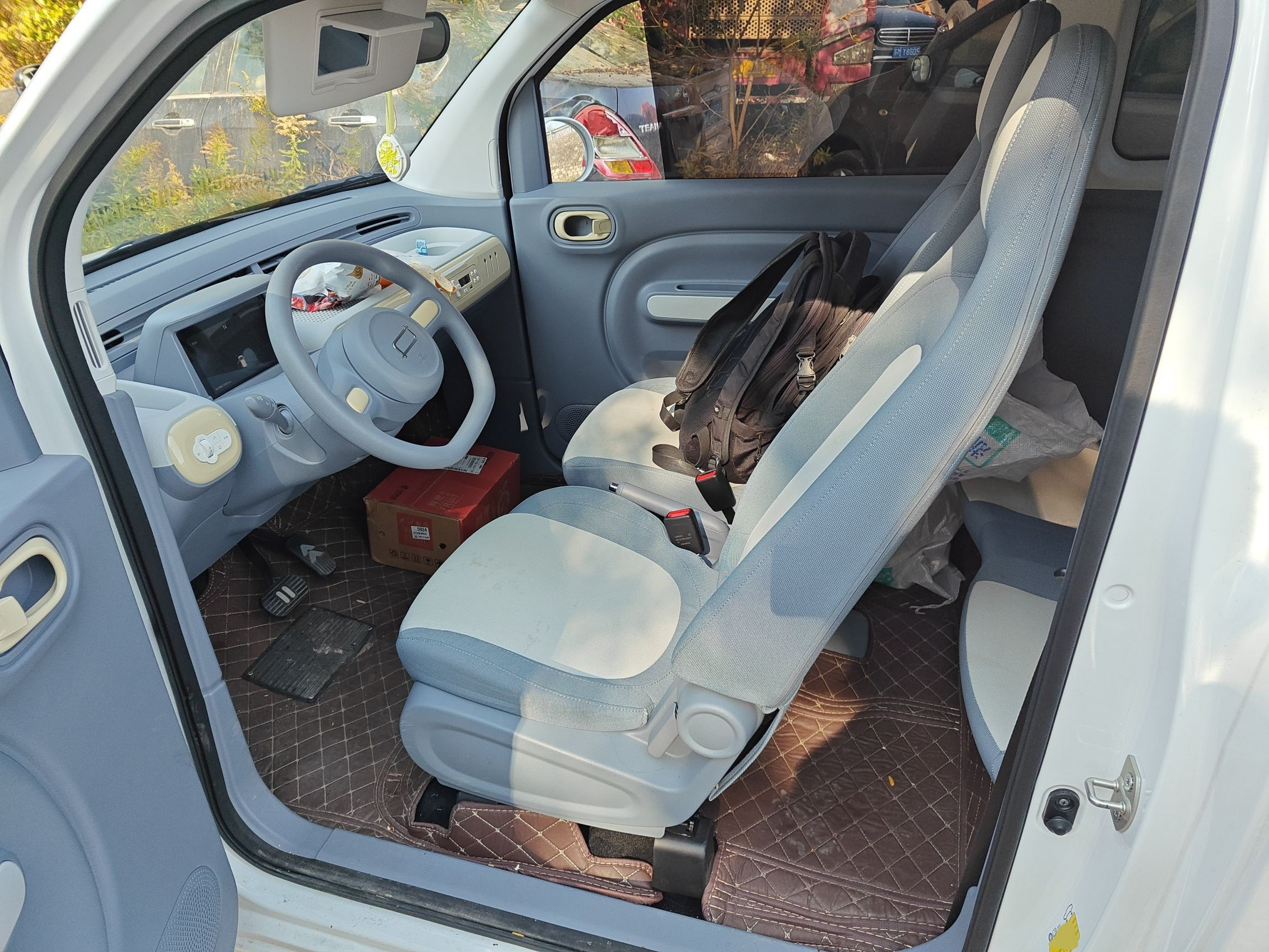 المقاعد الأمامية داخل السيارة