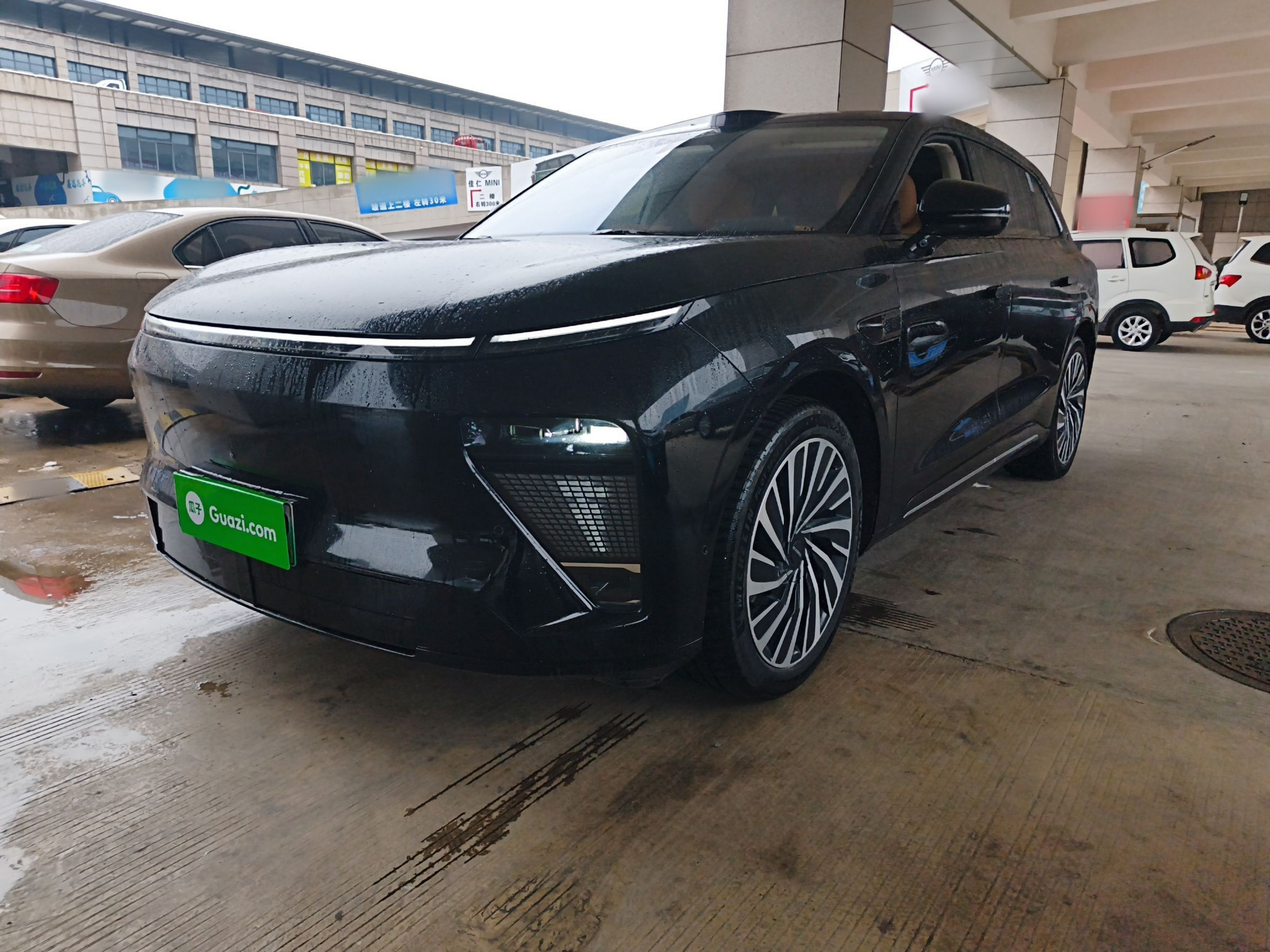 Под передней частью автомобиля