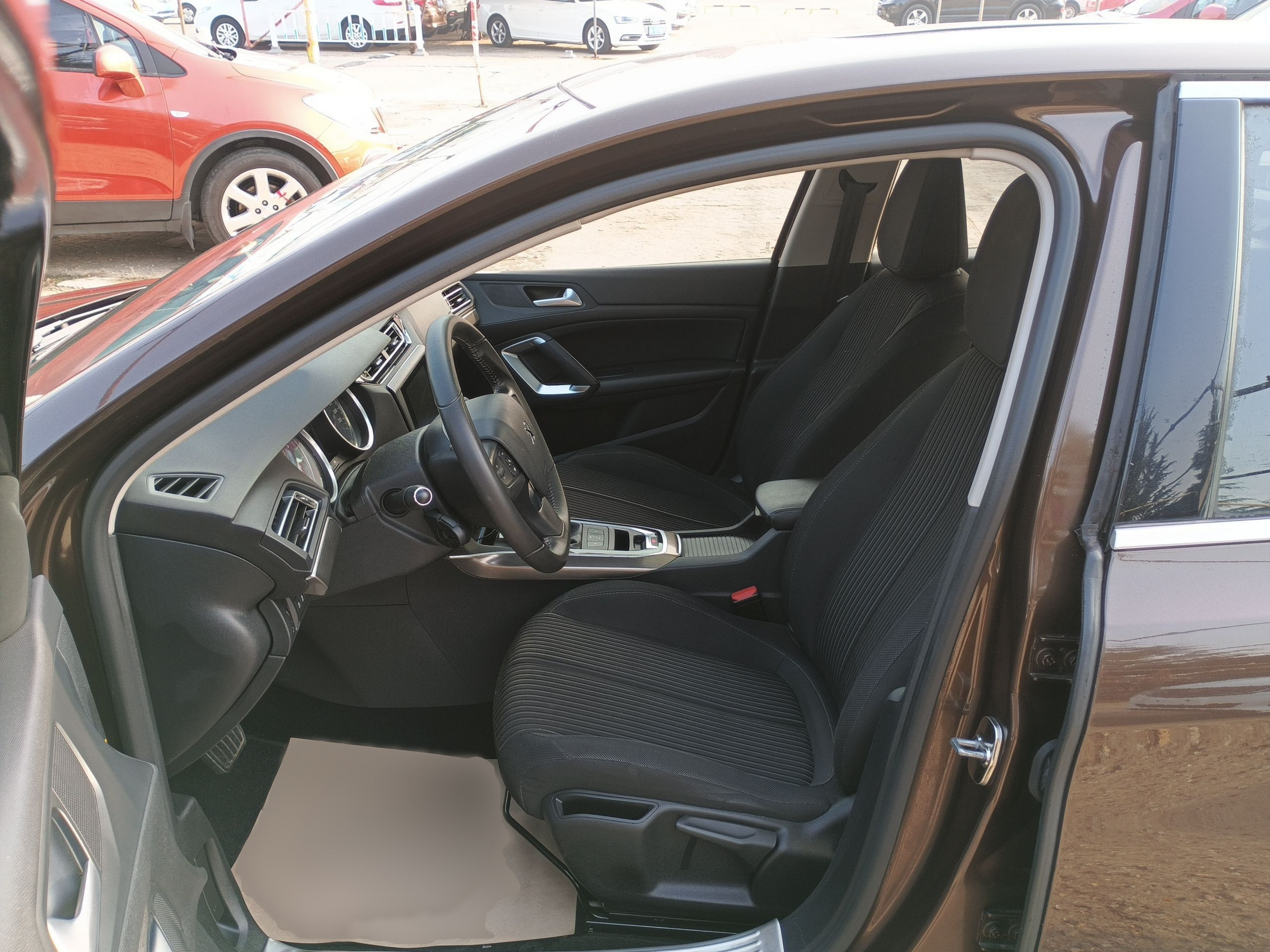 Переднее сиденье в автомобиле