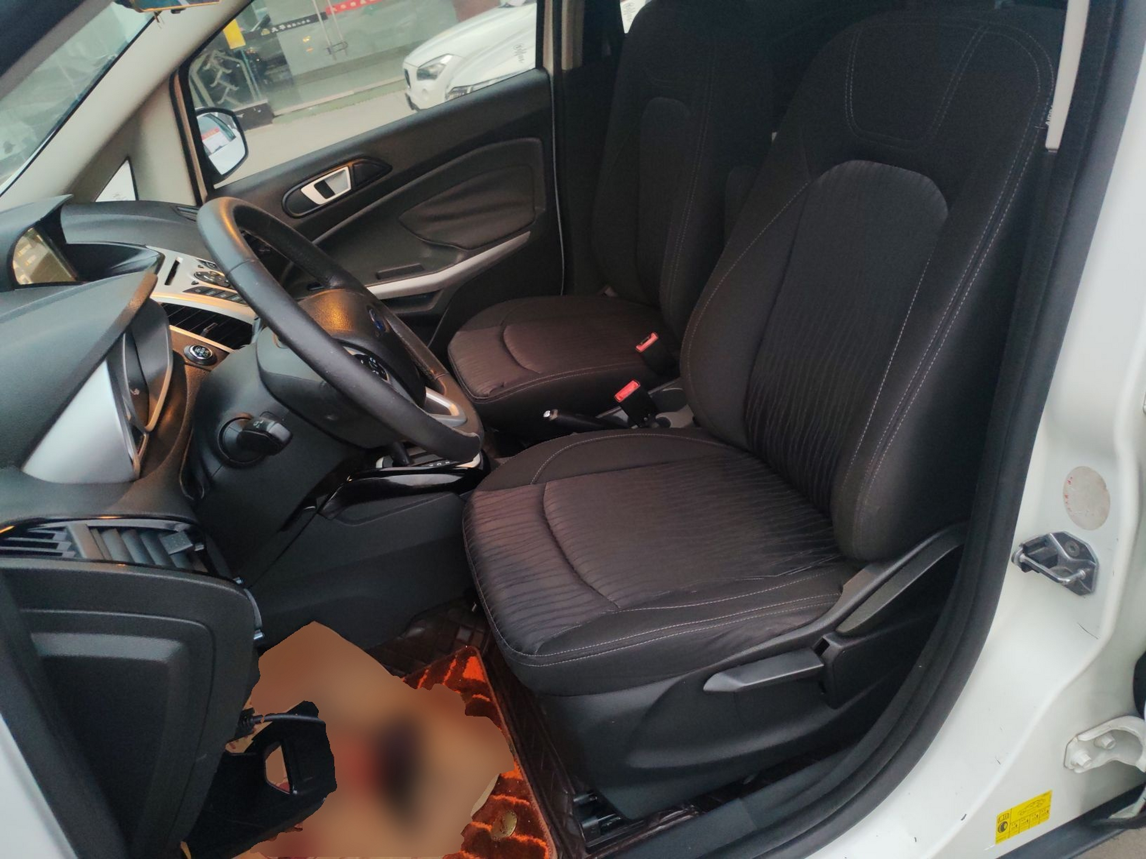 Переднее сиденье в автомобиле