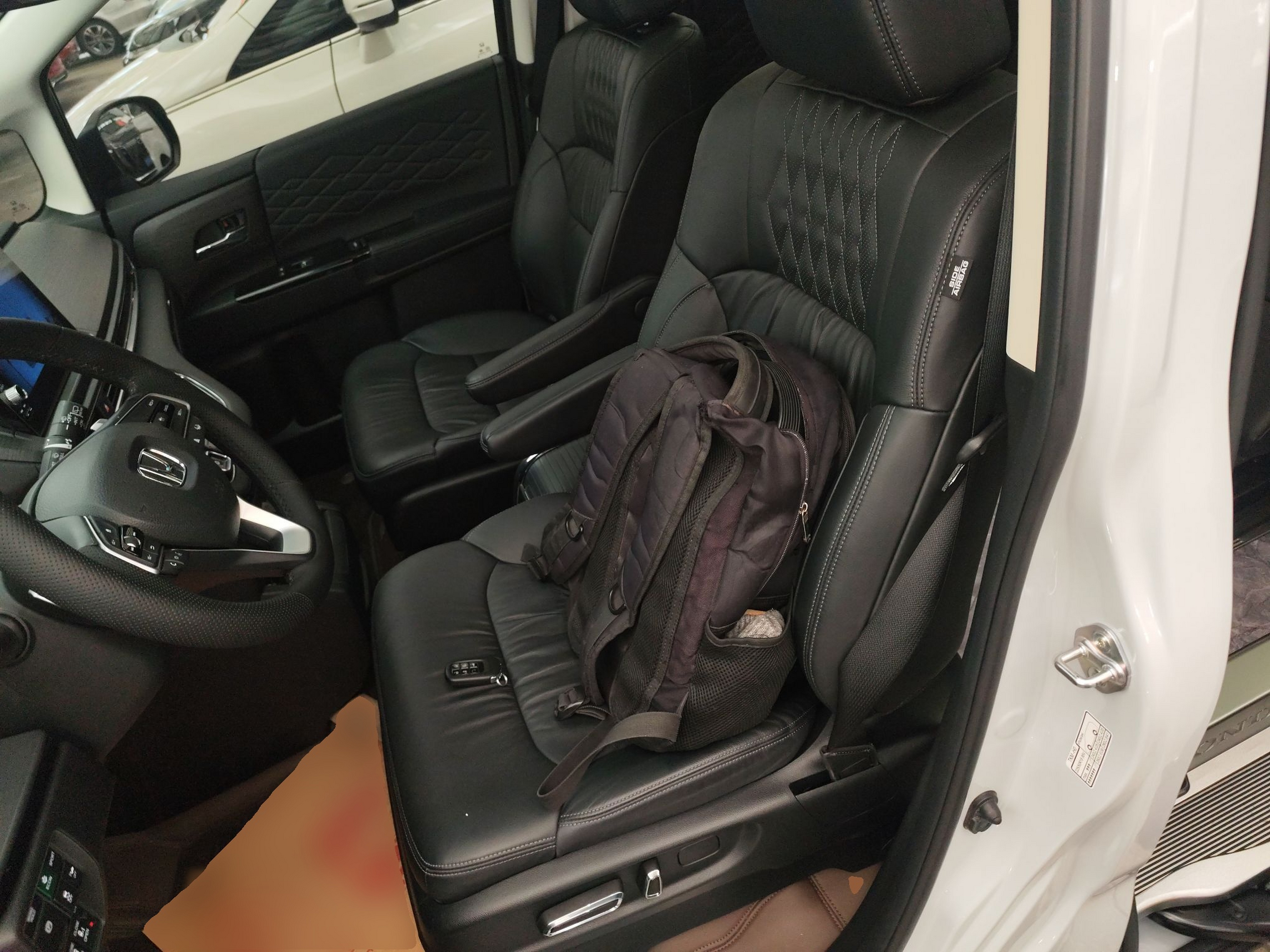 المقاعد الأمامية داخل السيارة