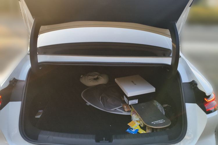 Used  E8 2024 550 km Range Rear-Wheel-Drive PRO
