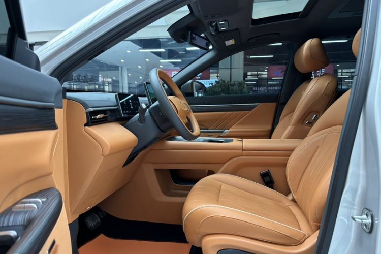 Used  eπ008 2025 210Max Range-Extended Version 5 Seats