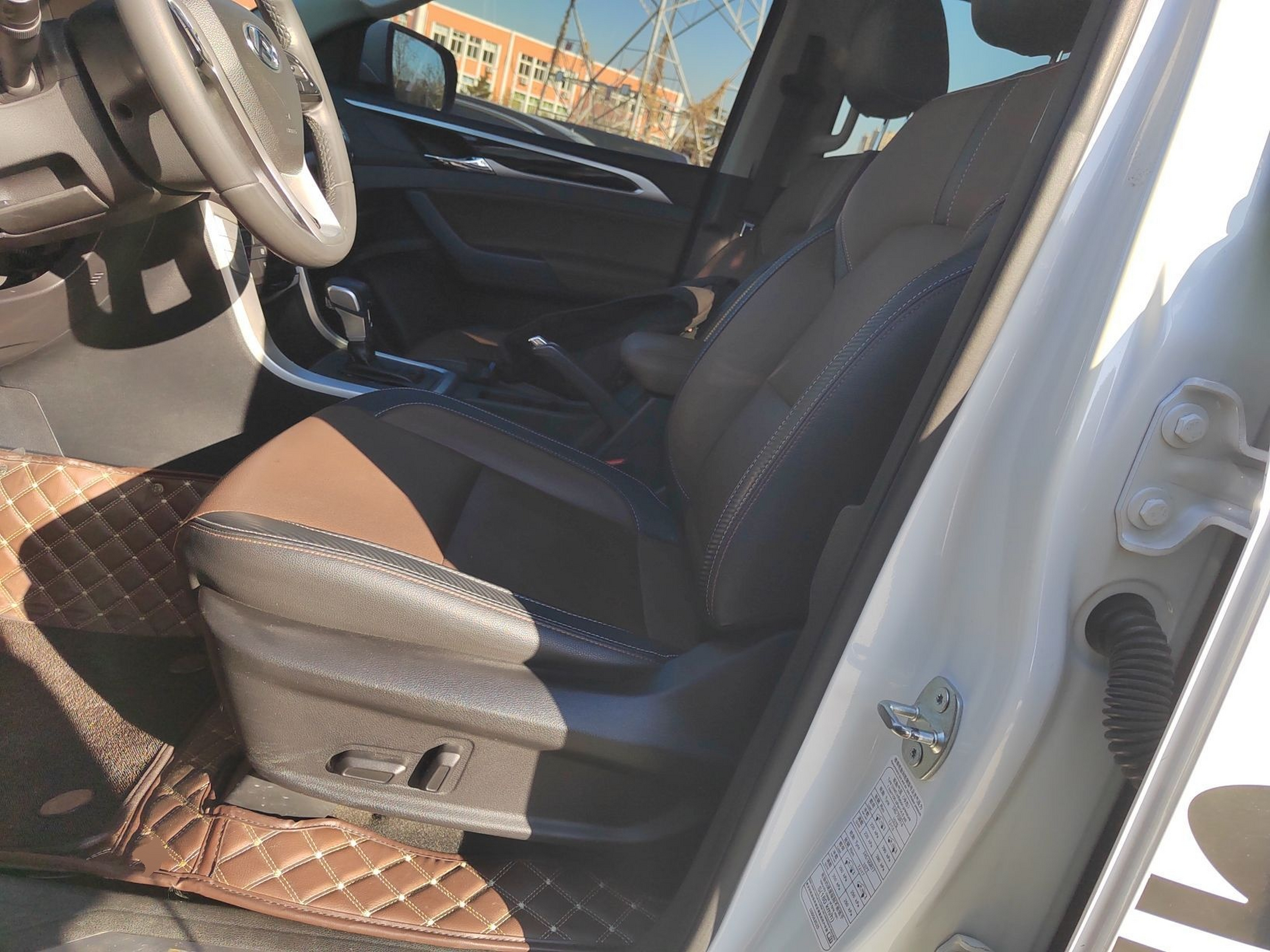 Переднее сиденье в автомобиле