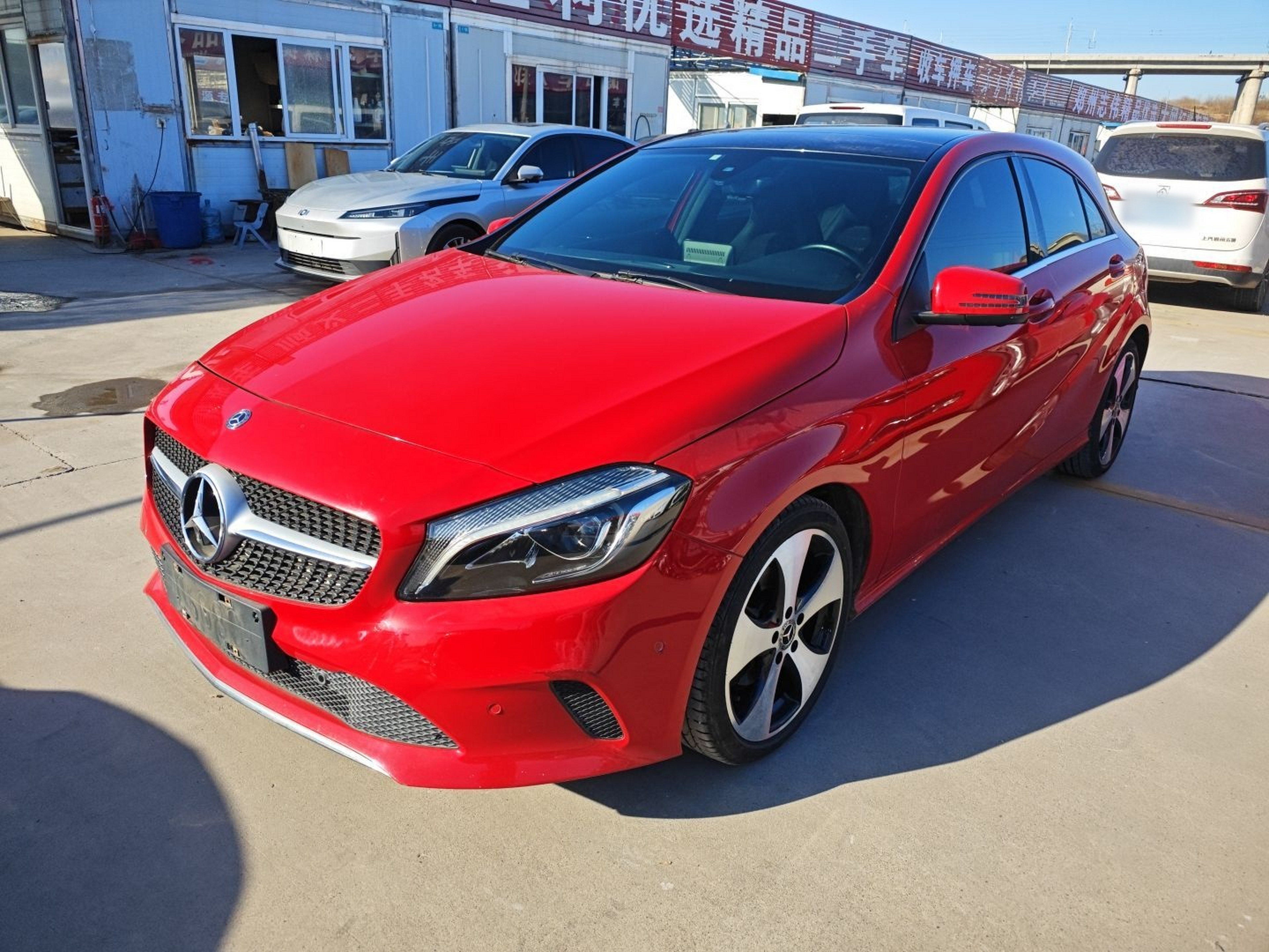 تحت مقدمة السيارة