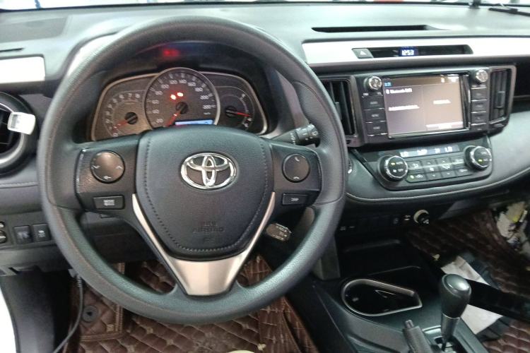 Used Toyota RAV4 2019 2.0L CVT Two-Wheel Drive Luxury Version China VI Standard
