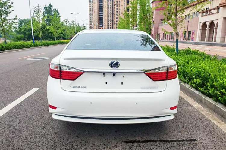 Used Lexus ES 2014 300h Elite Edition
