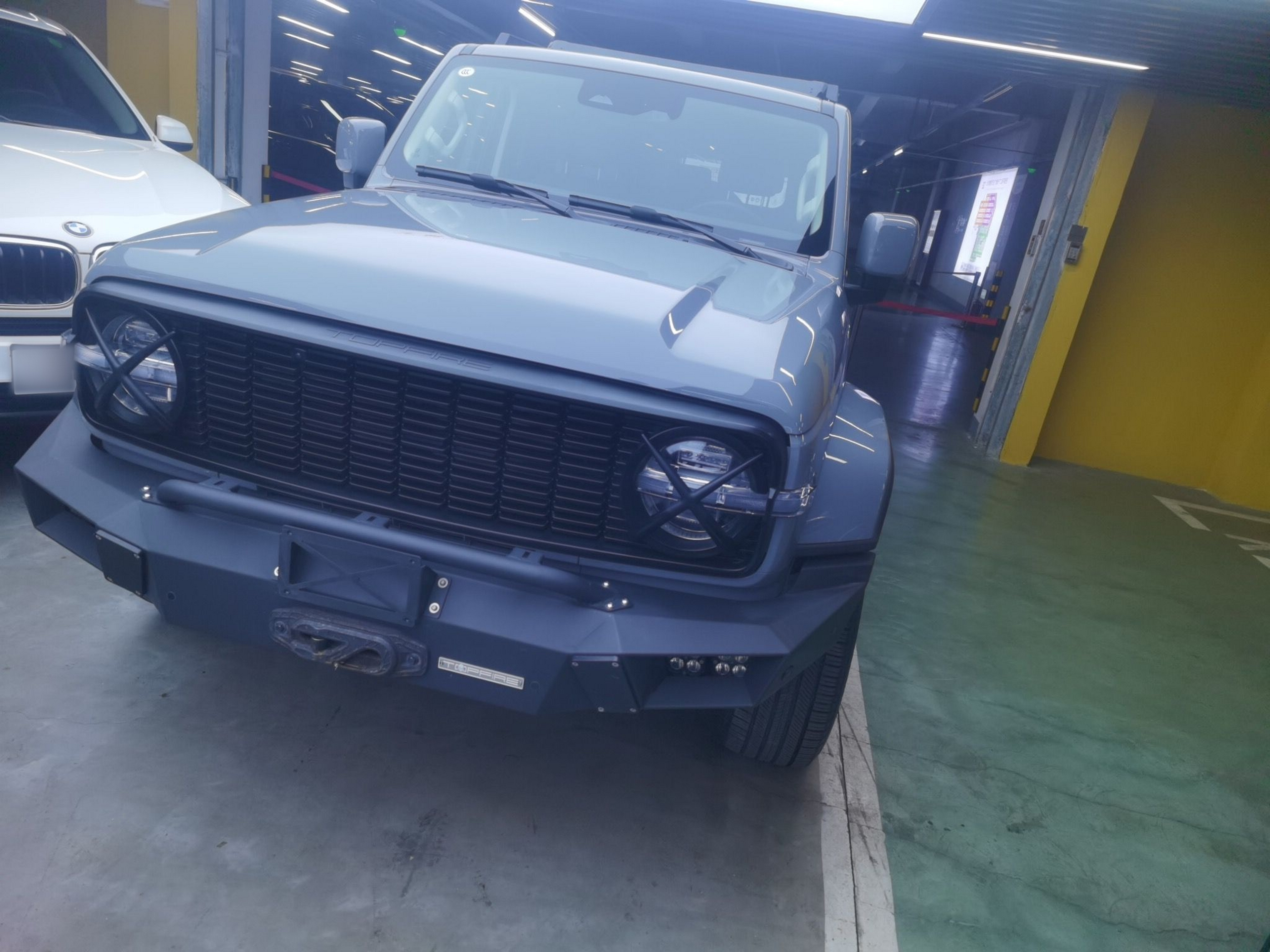 Под передней частью автомобиля