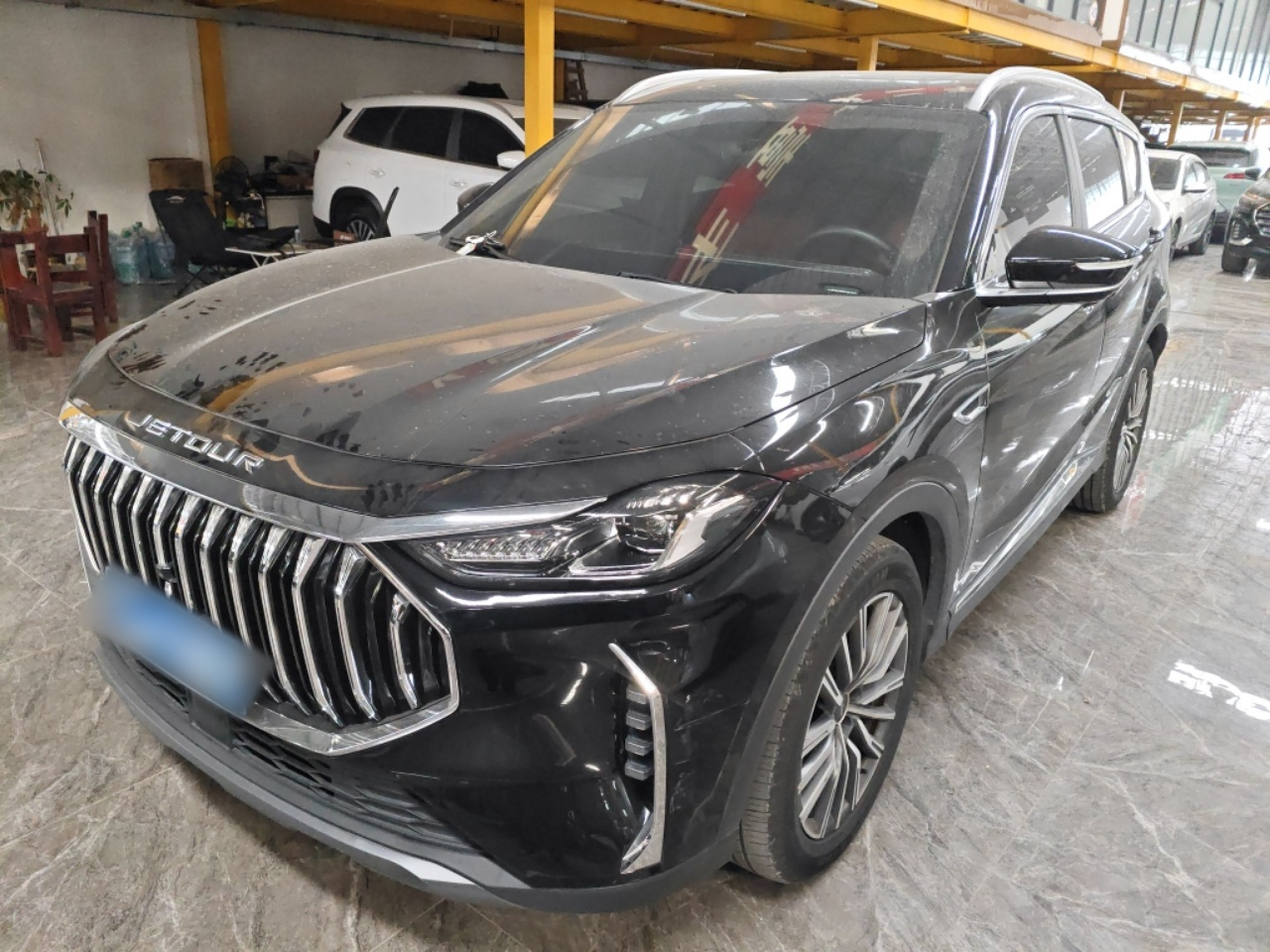 تحت مقدمة السيارة