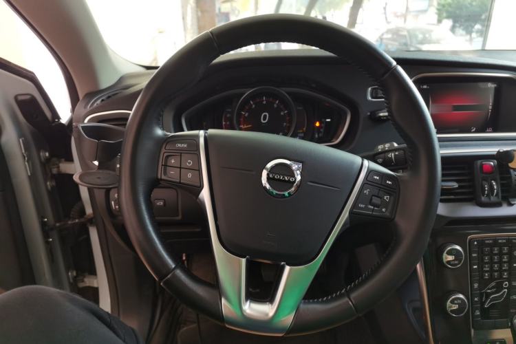 Used Volvo V40 2017 T3 Zhiyi Edition
