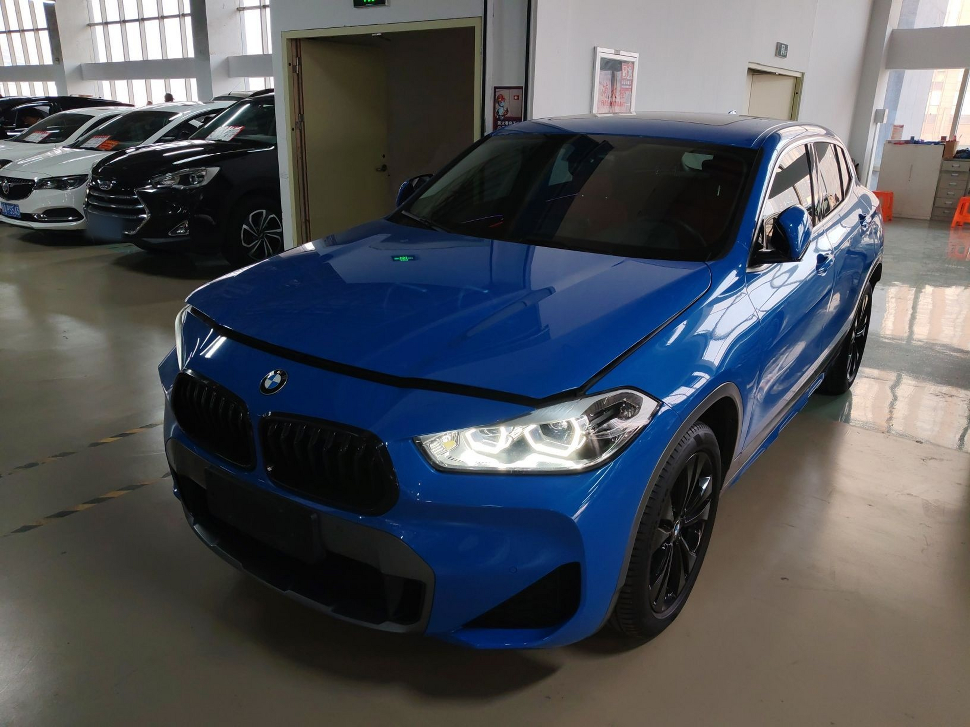 Под передней частью автомобиля