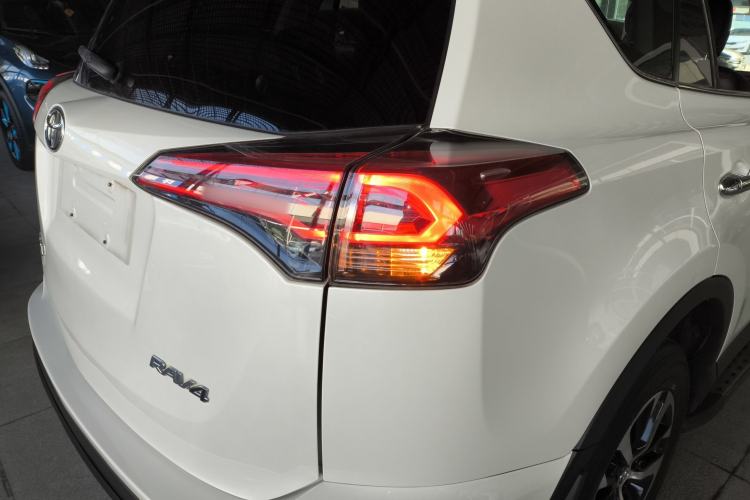 Used Toyota RAV4 2016 2.0L CVT Two-Wheel Drive Fashion Edition China V Standard
