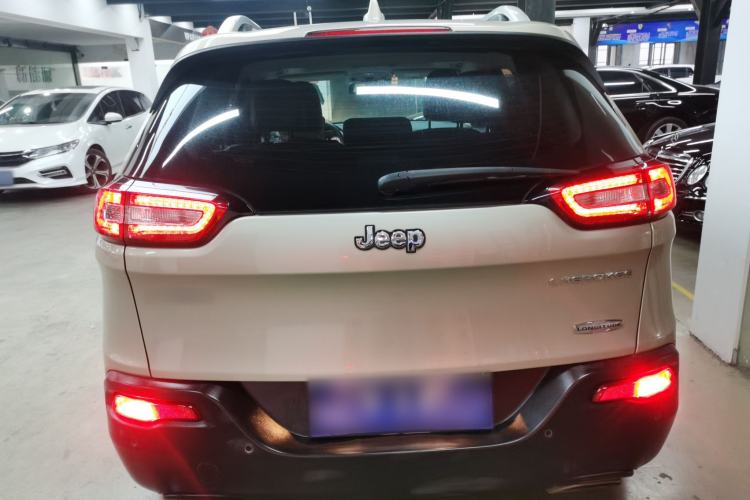 Used  Cherokee 2016 2.4L Leading Edition