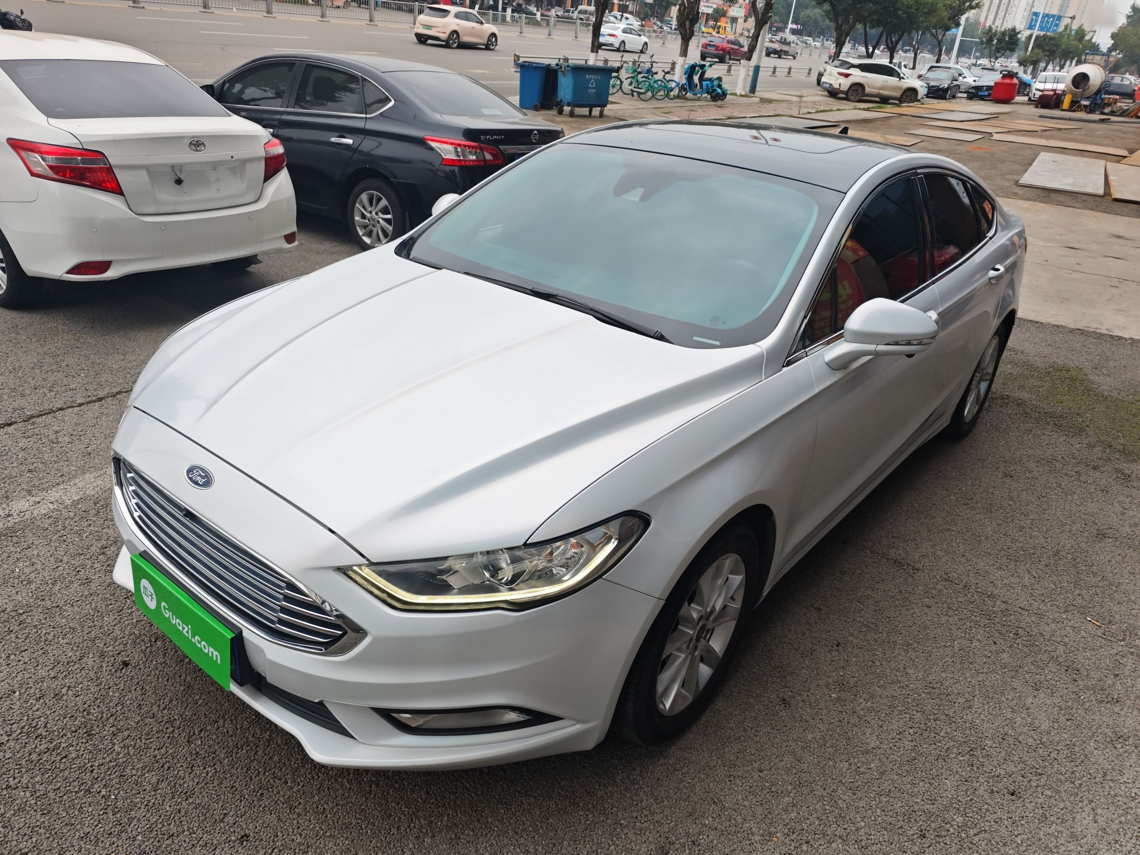 Под передней частью автомобиля