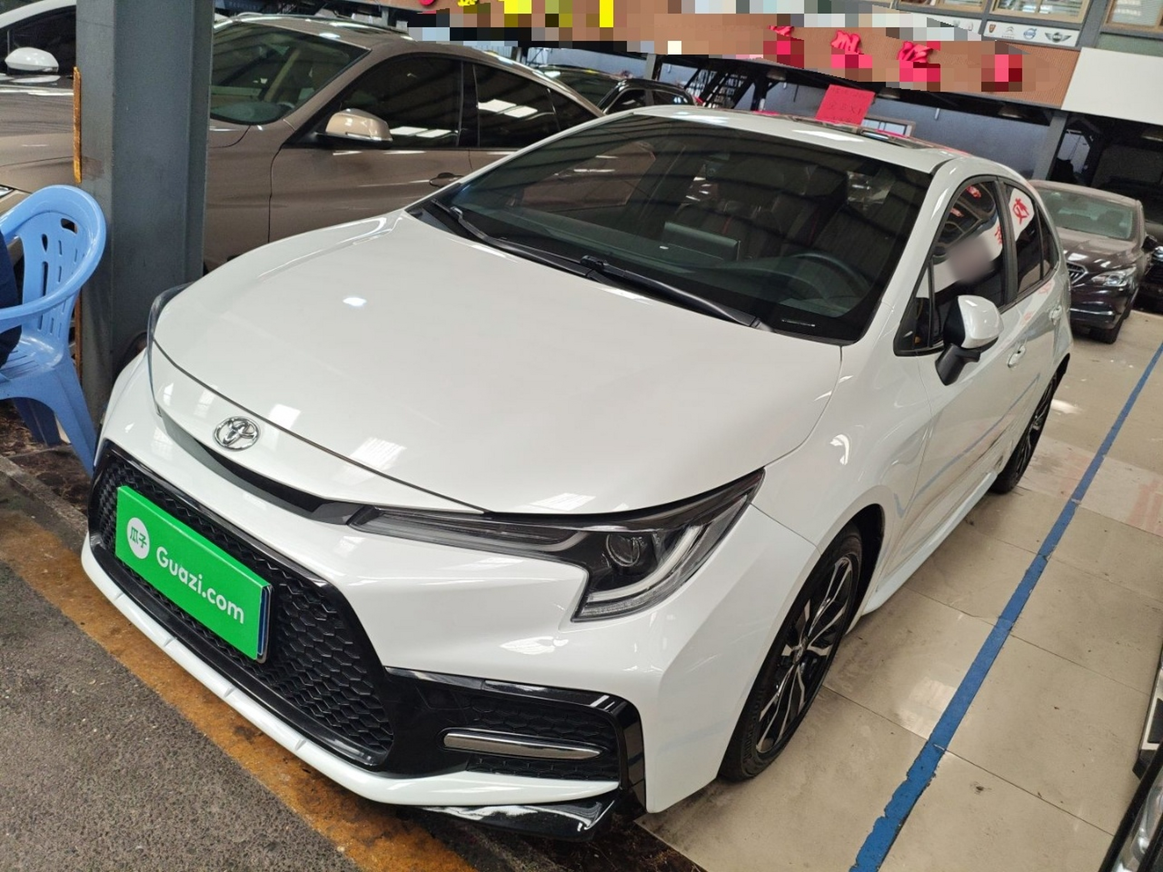 تحت مقدمة السيارة