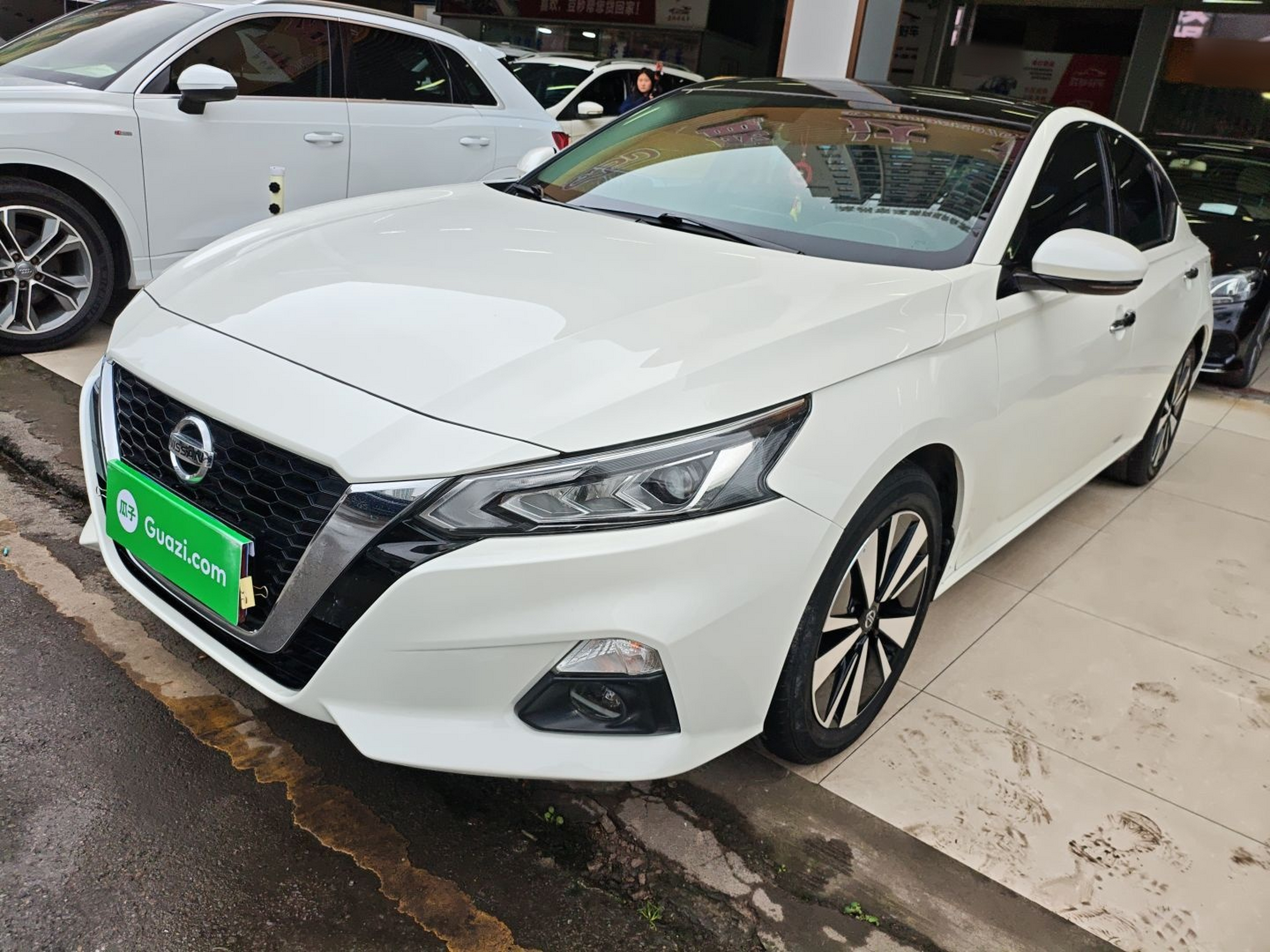 تحت مقدمة السيارة