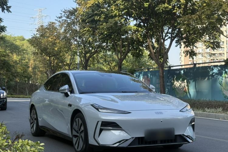 Used  E8 2024 550 km Range Rear-Wheel-Drive PRO
