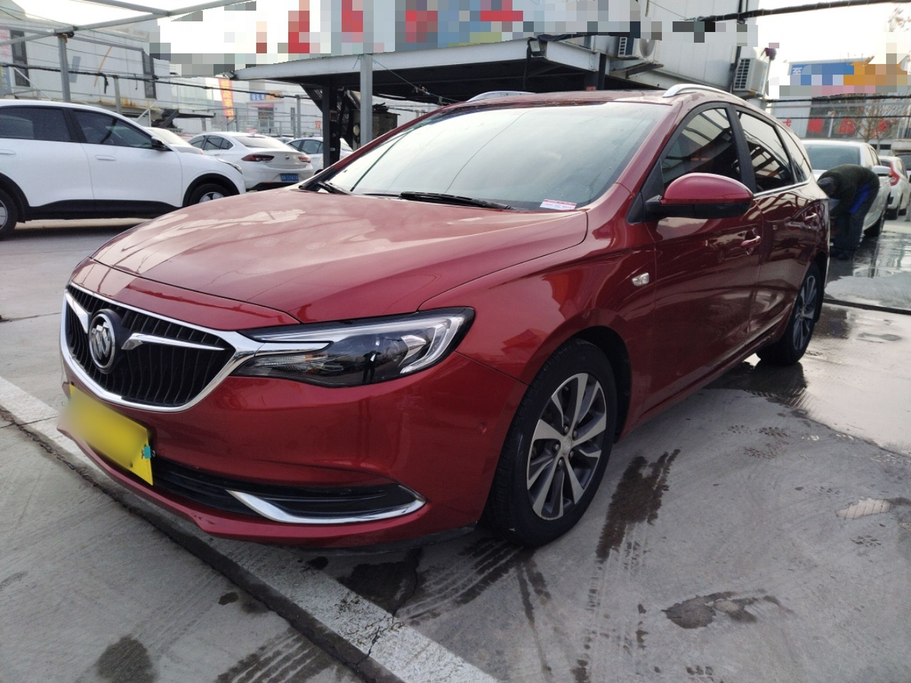 تحت مقدمة السيارة