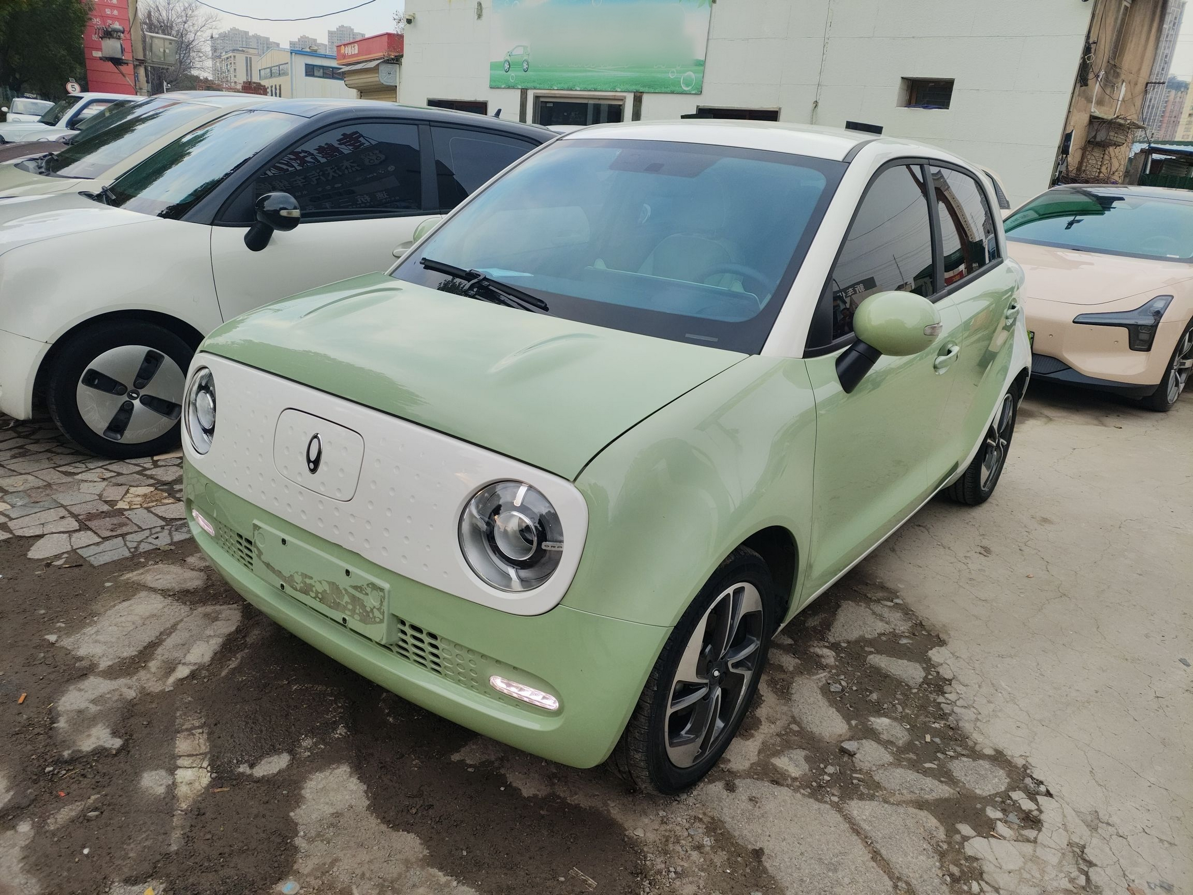 Под передней частью автомобиля