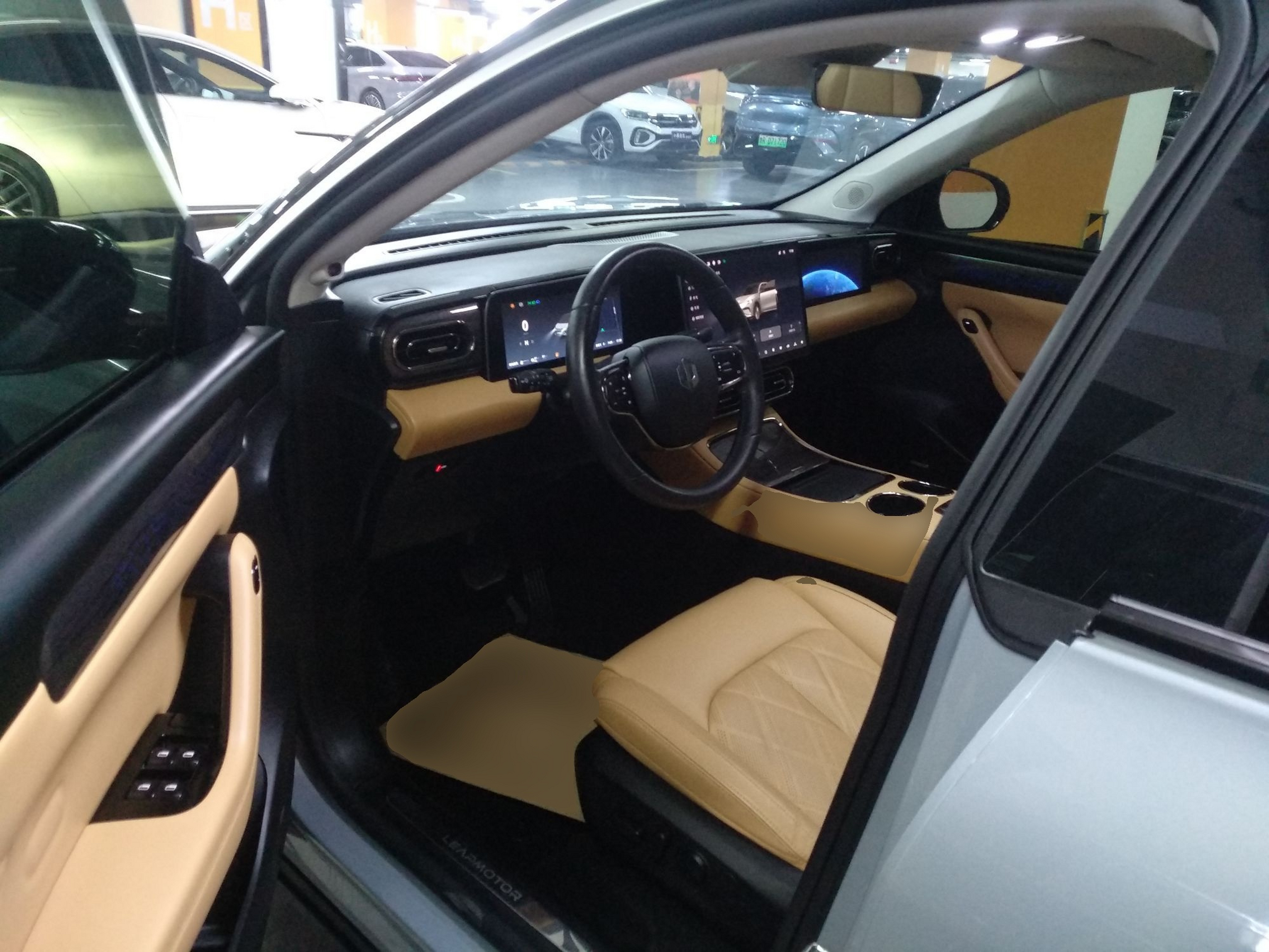 المقاعد الأمامية داخل السيارة