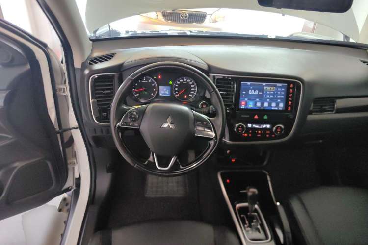 Used Mitsubishi Outlander 2017 2.0L Two-Wheel Drive Glory Edition 5 Seats
