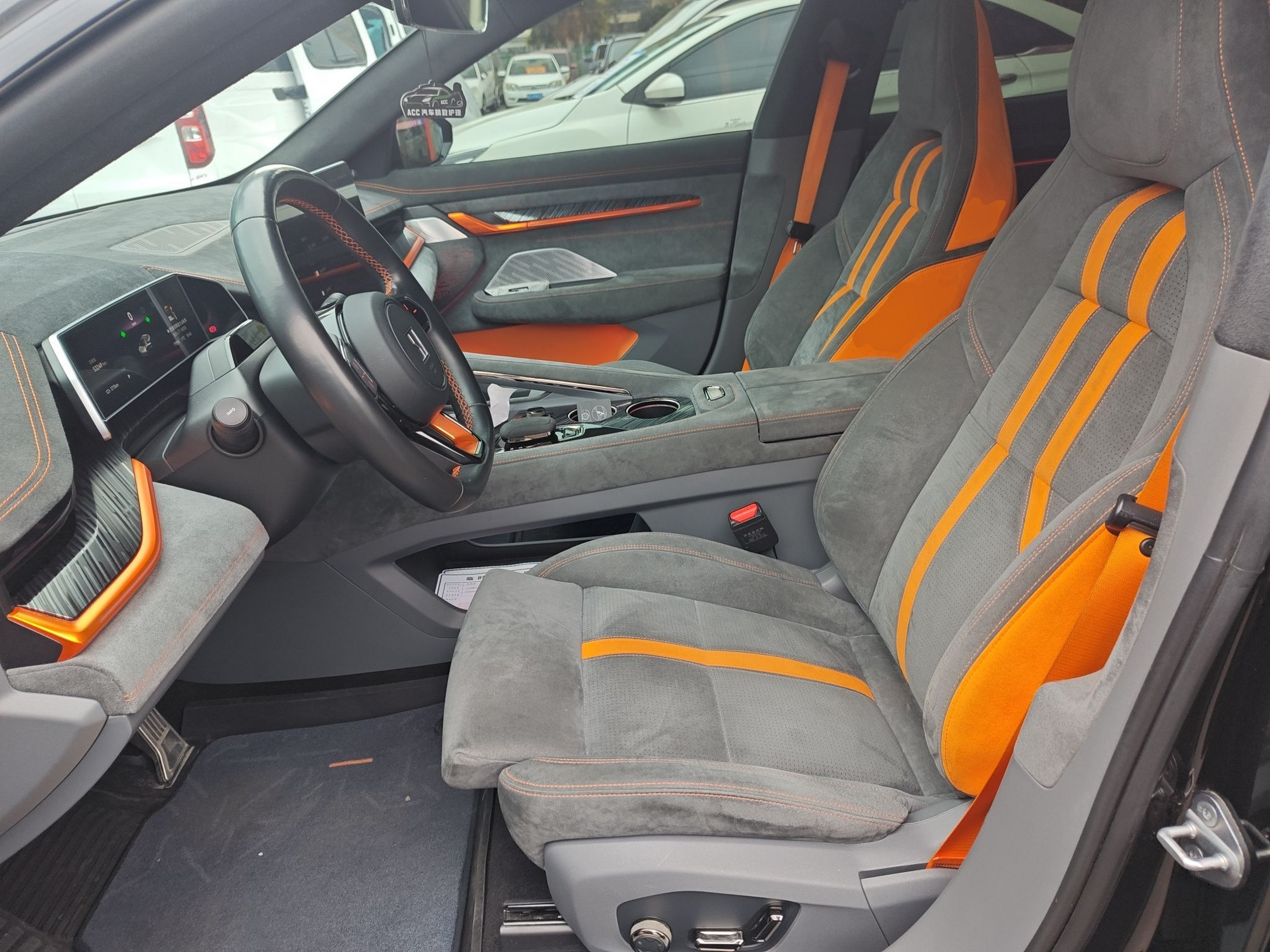 المقاعد الأمامية داخل السيارة