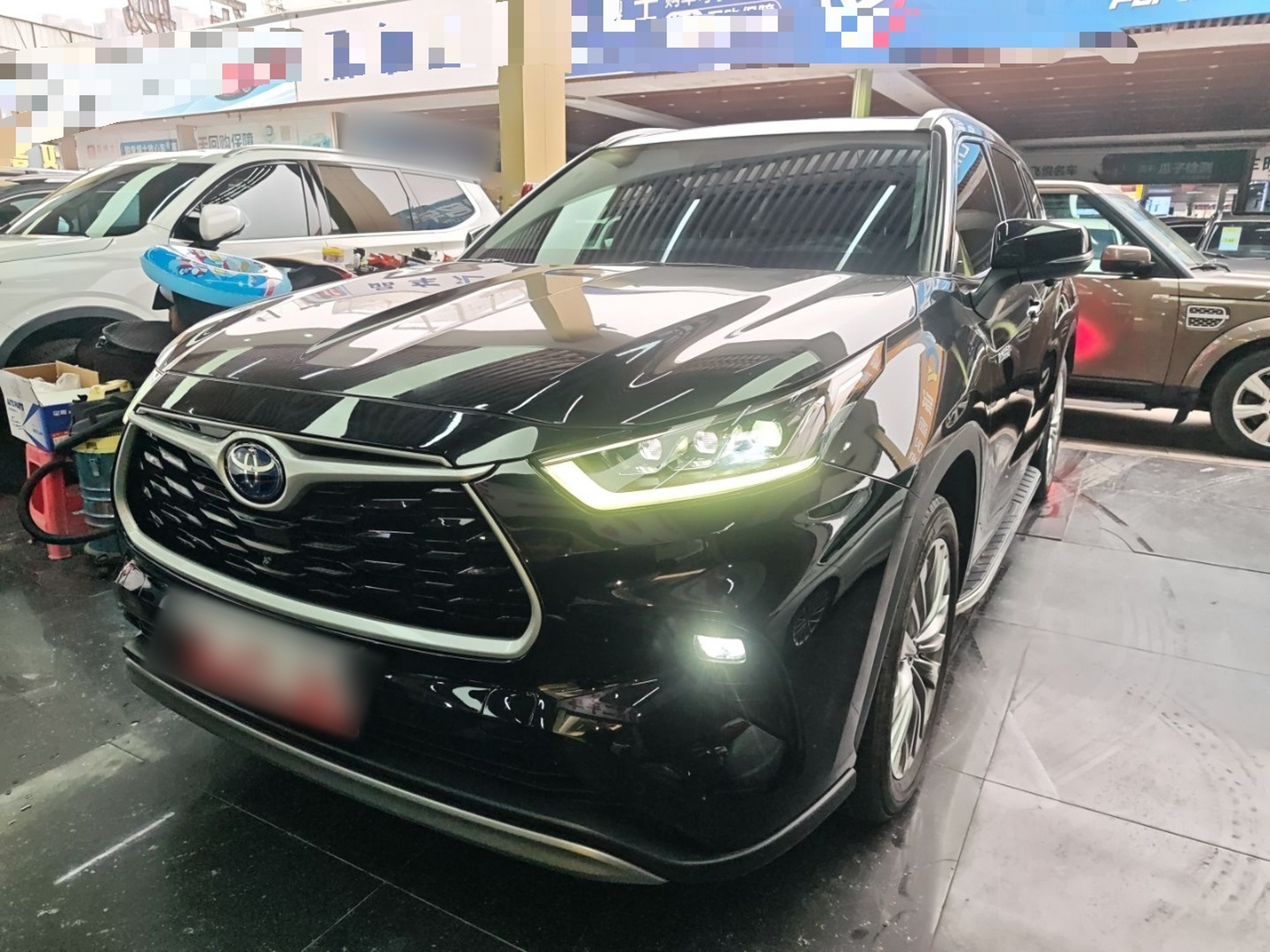 تحت مقدمة السيارة