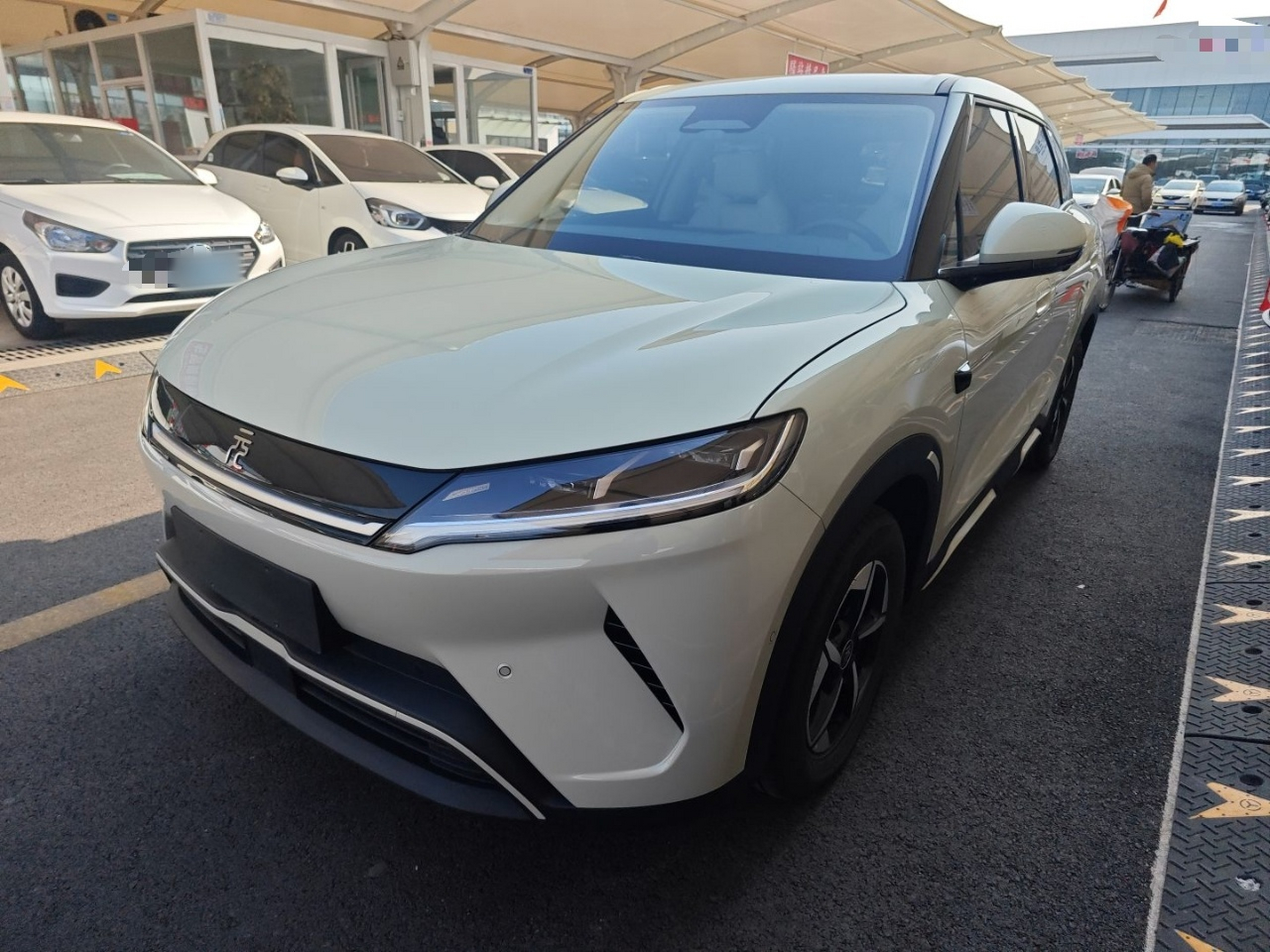 Под передней частью автомобиля