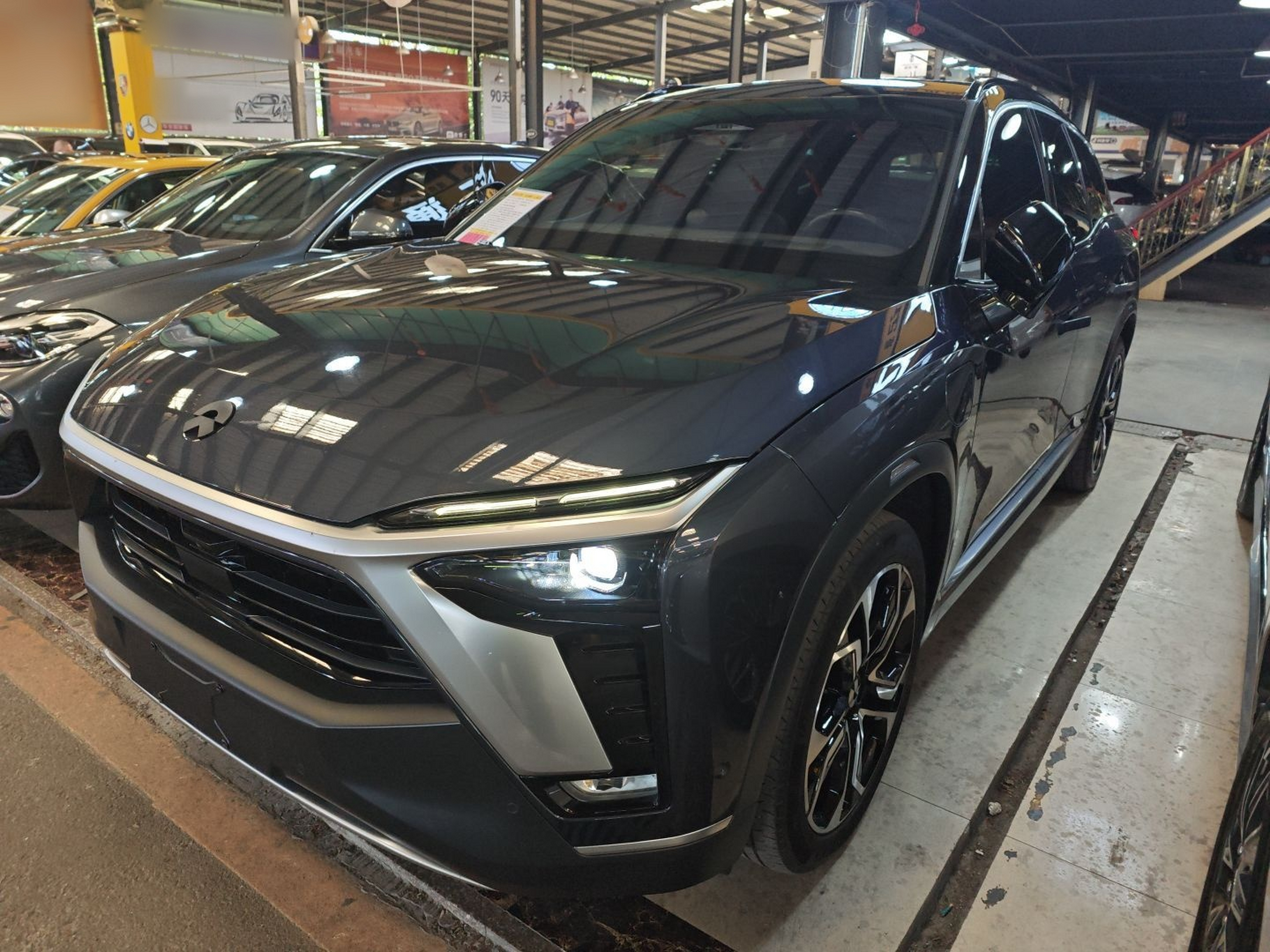 تحت مقدمة السيارة