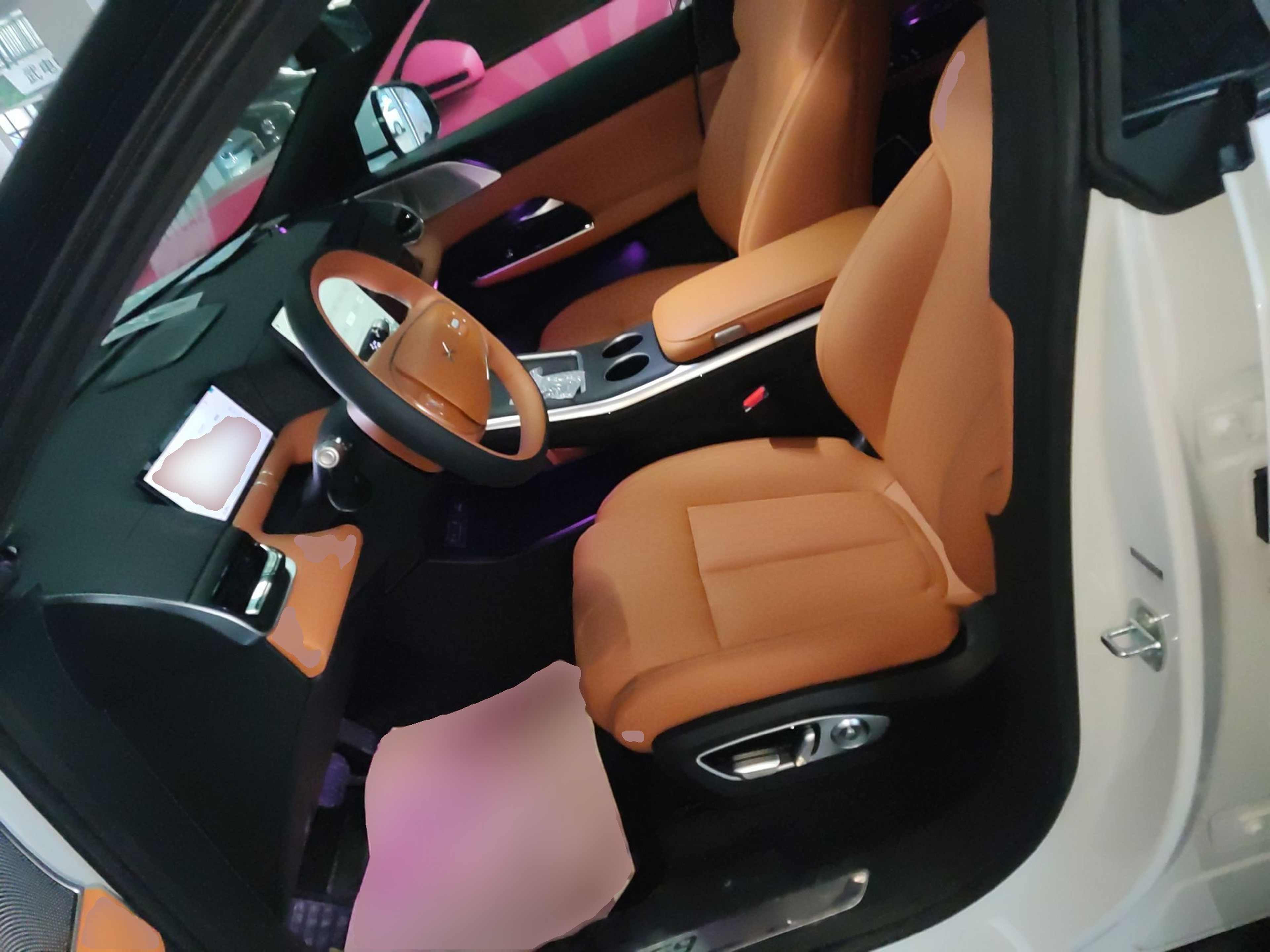 المقاعد الأمامية داخل السيارة