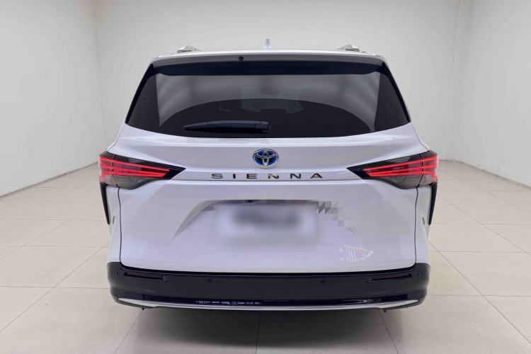 Used Toyota Sienna 2023 2.5L Hybrid Deluxe Edition

