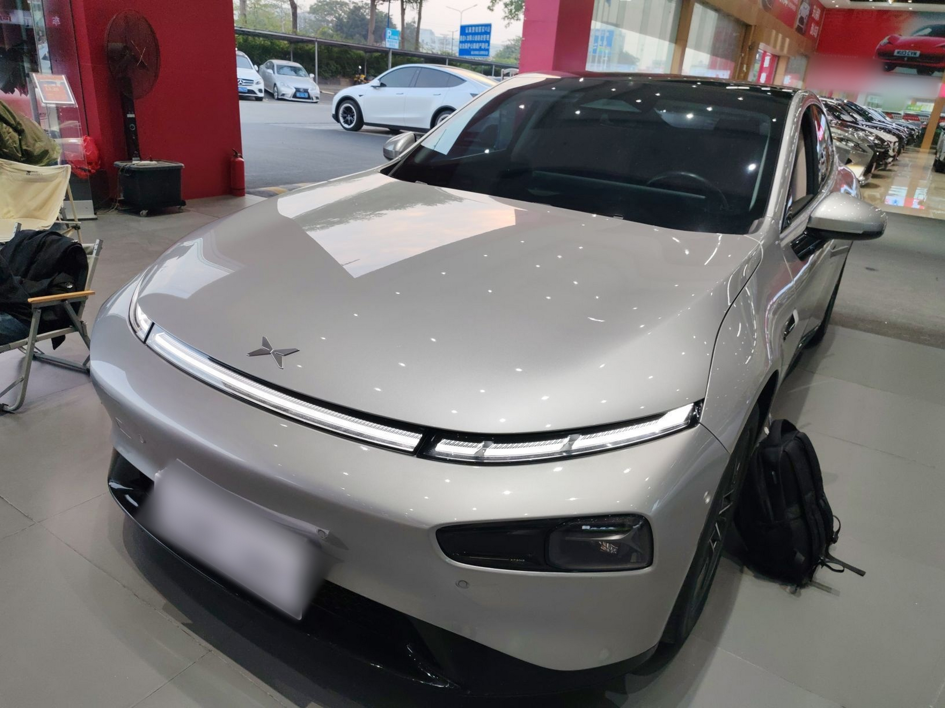 Под передней частью автомобиля