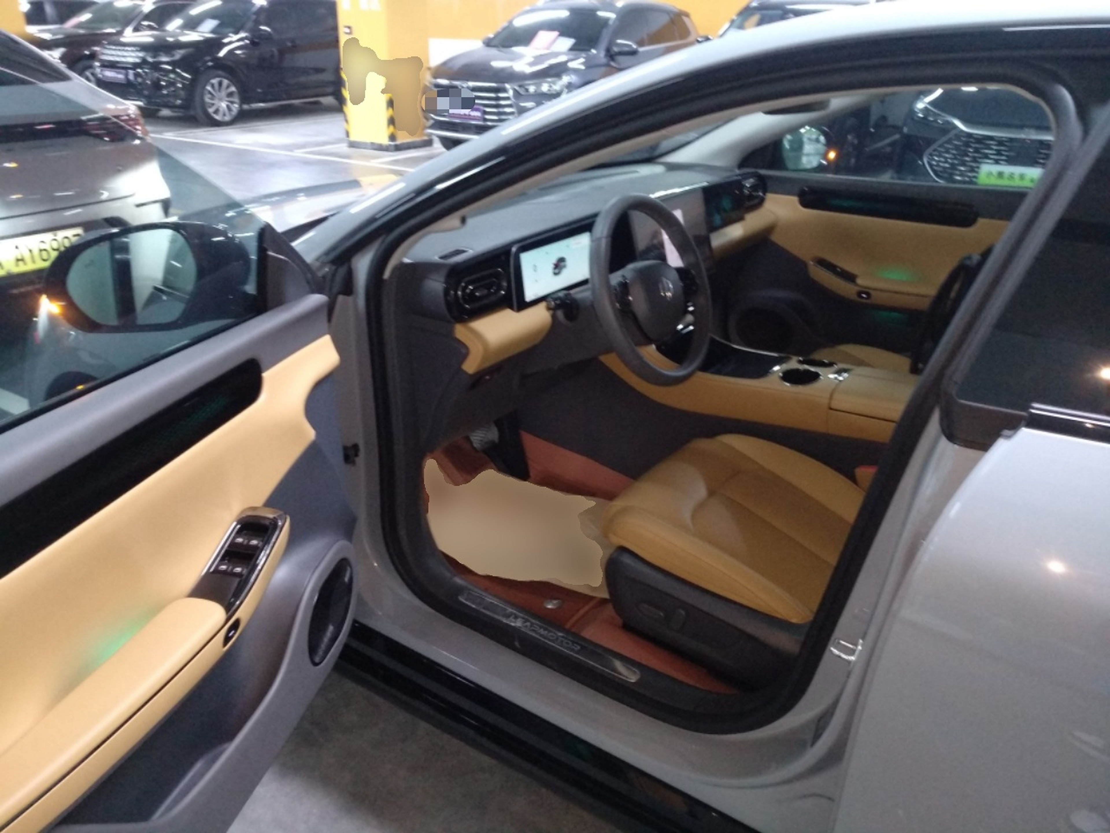 المقاعد الأمامية داخل السيارة