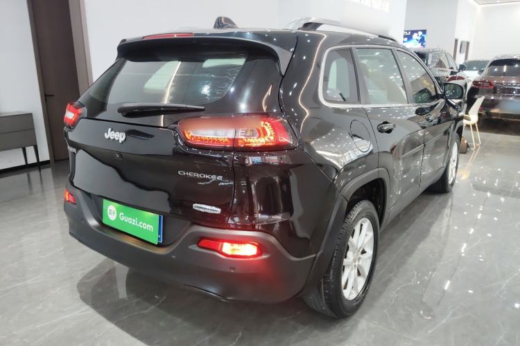 Used  Cherokee 2017 2.0L Superior Edition
