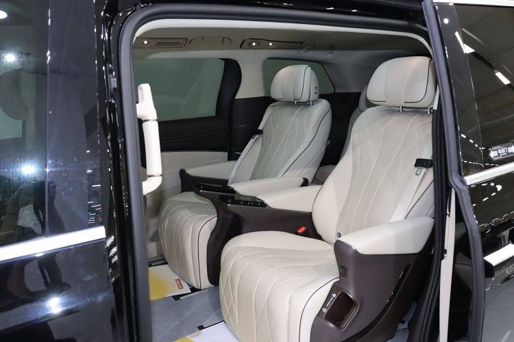 Used Denza D9 2024 DM-i 980 Four-Wheel Drive Flagship Model
