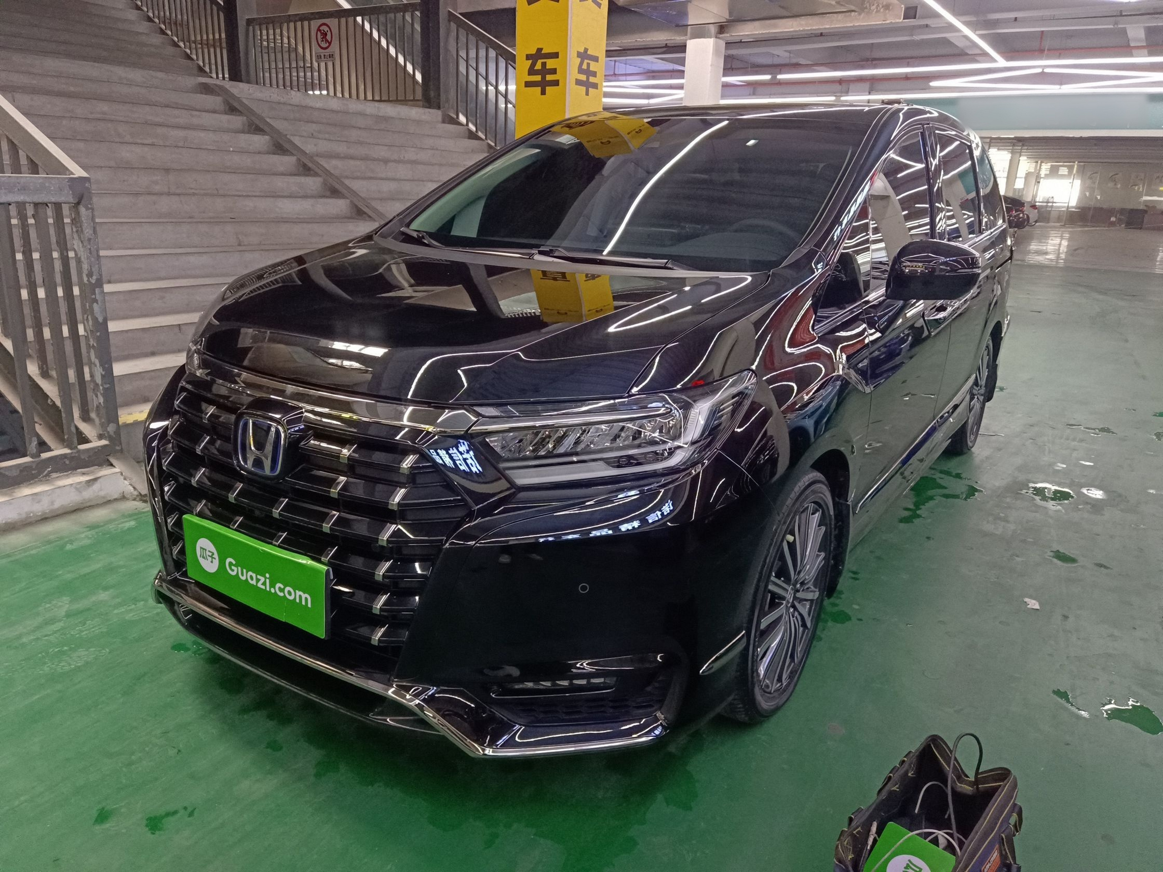 Под передней частью автомобиля