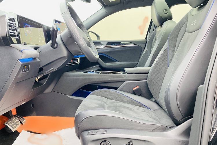 Used Volkswagen Tiguan L 2024 PRO 330TSI Two-Wheel Drive R-Line Prestige Edition
