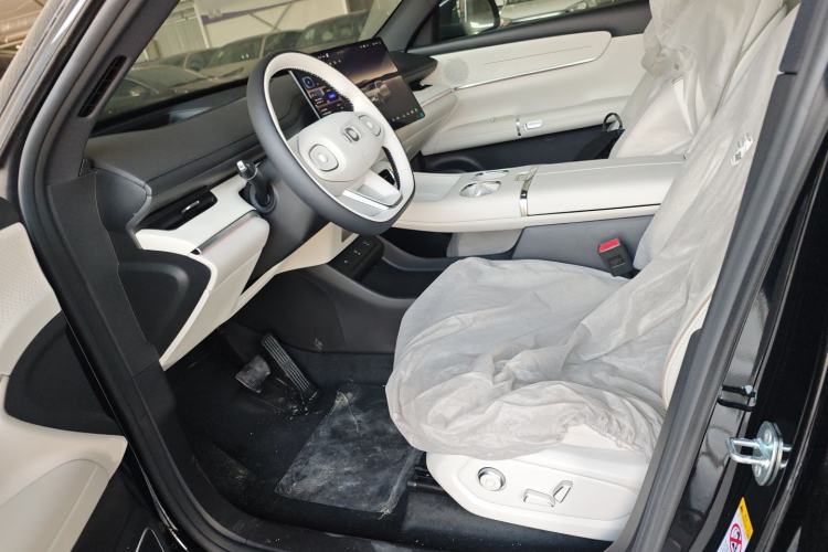 Used  Q07 2025 215 Prestige Edition
