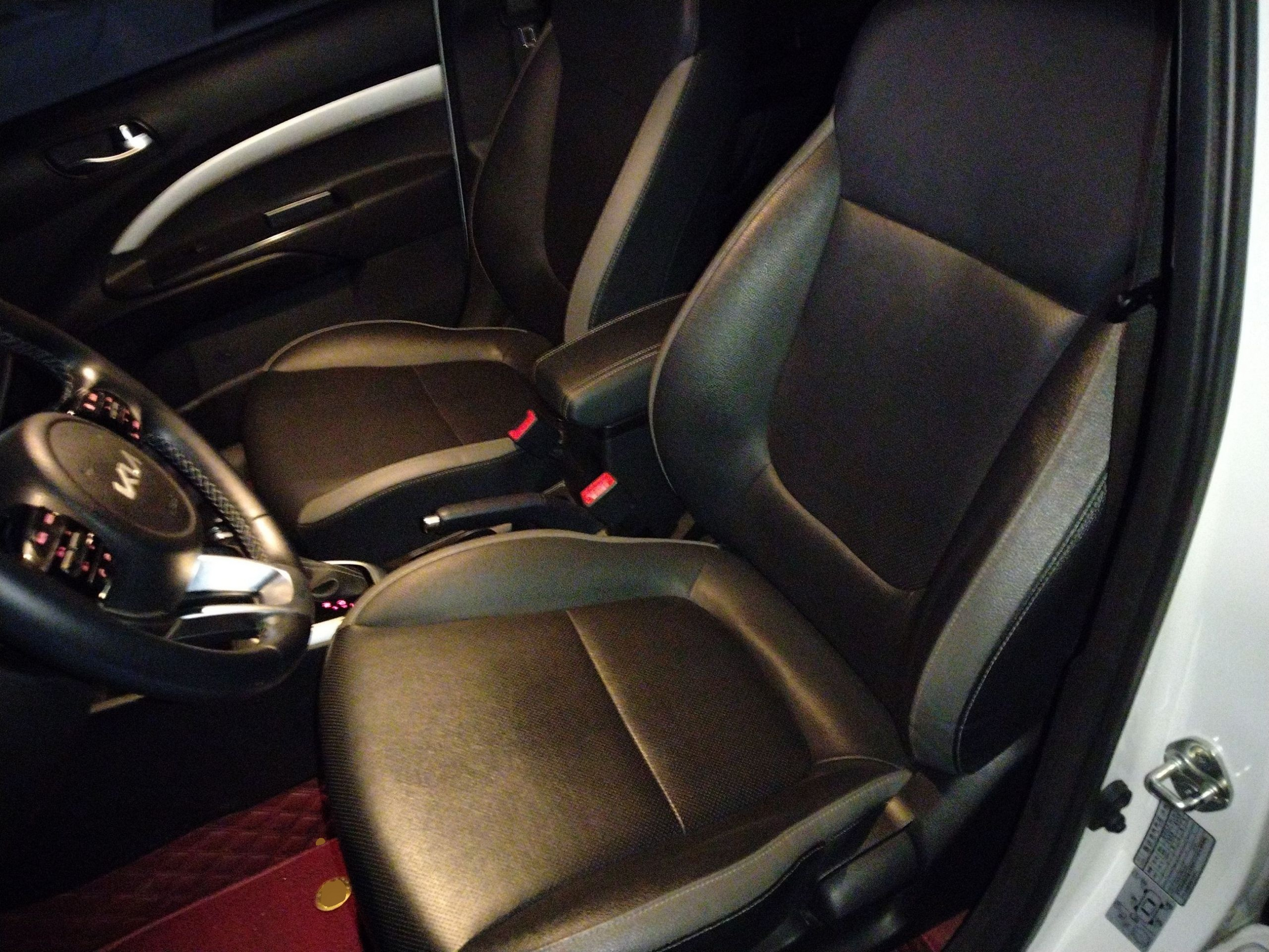 Переднее сиденье в автомобиле