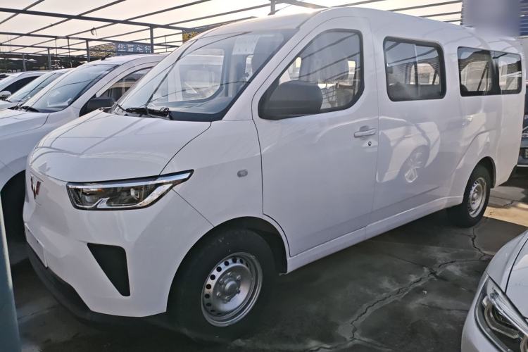 Used Wuling Yangguang 2024 300KM Comfort Version Passenger Van 75kW
