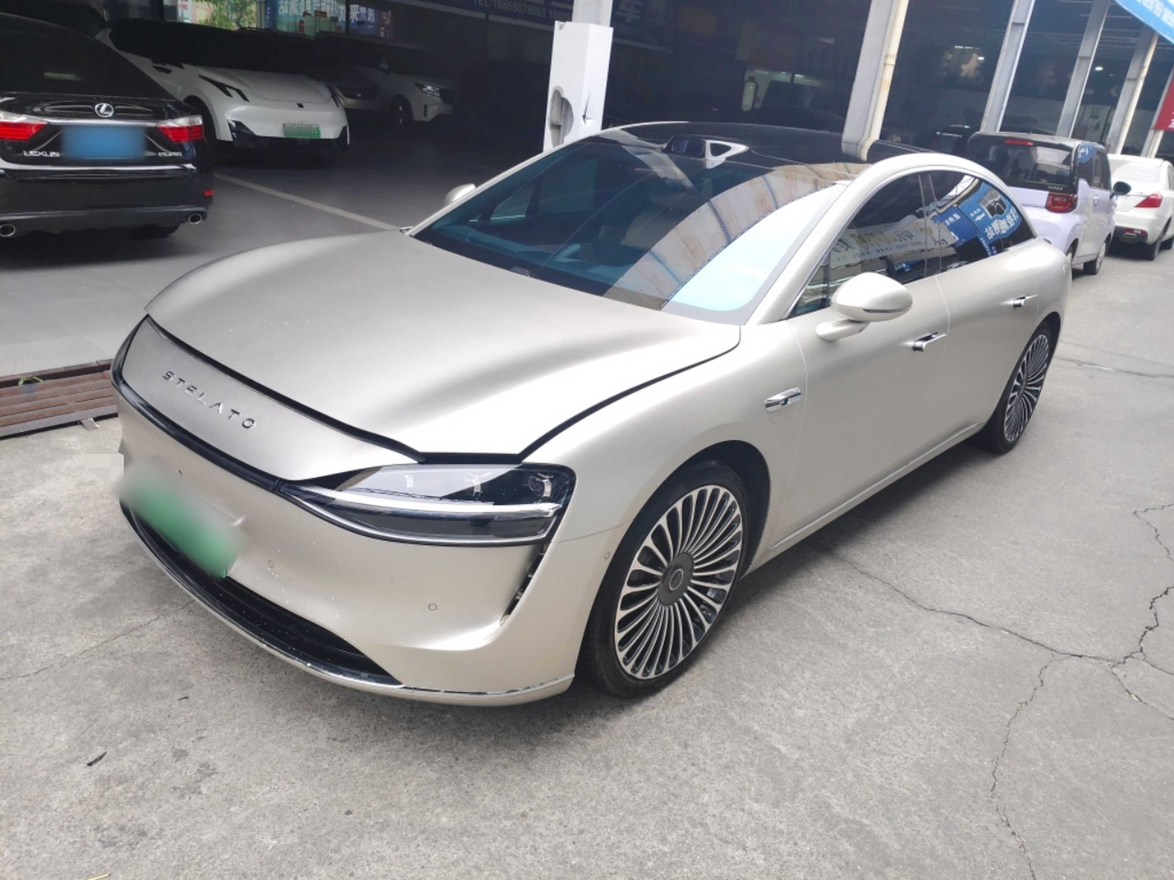 تحت مقدمة السيارة