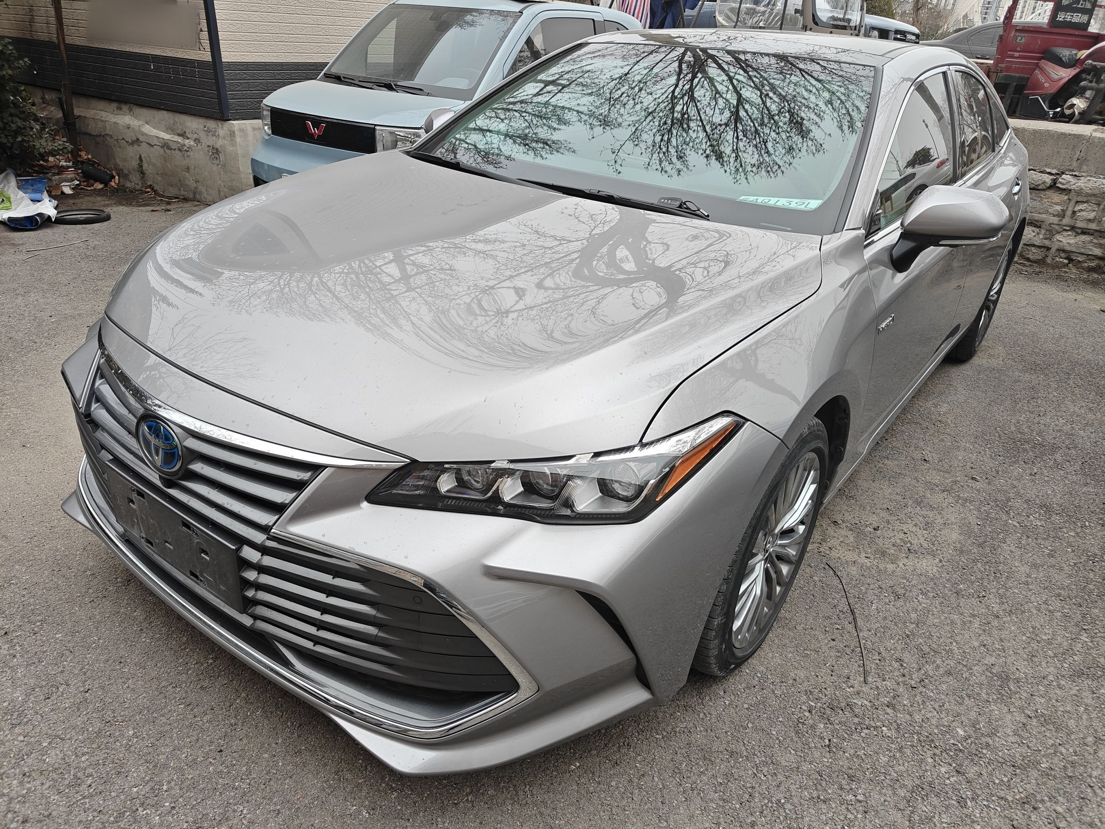 تحت مقدمة السيارة