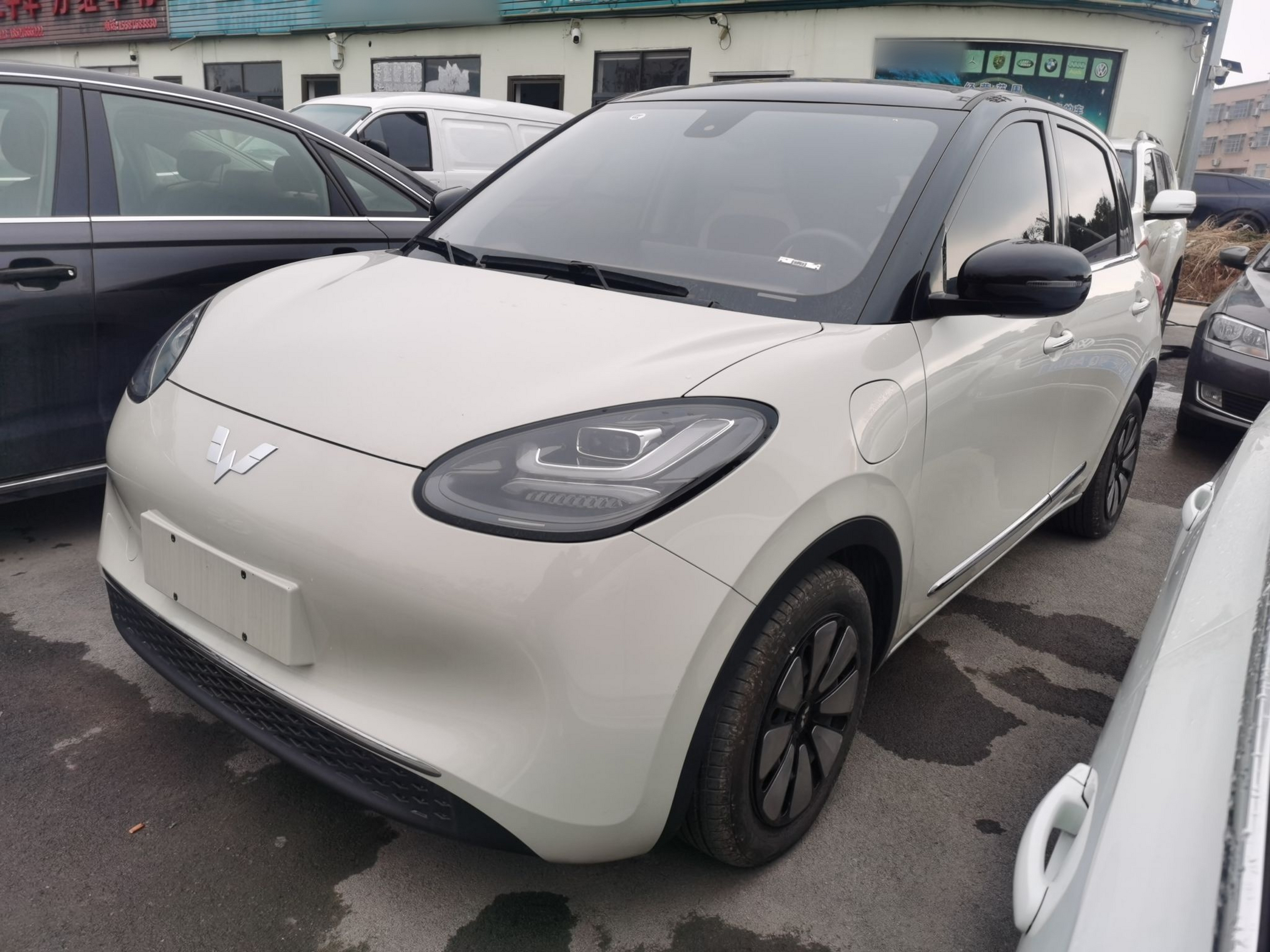 تحت مقدمة السيارة