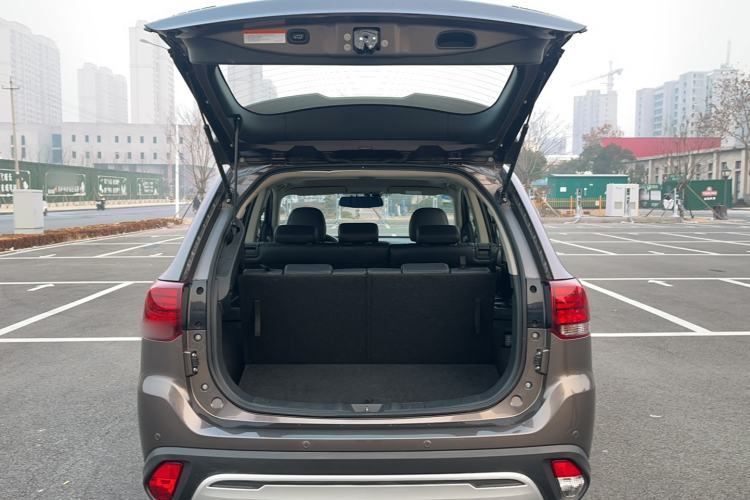 Used Mitsubishi Outlander 2019 2.4L 4x4 Zhi Xiang Edition 7 Seats China VI Standard
