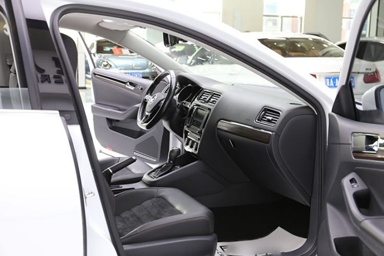 Used Volkswagen Sagitar 2017 230TSI Automatic Luxury Edition
