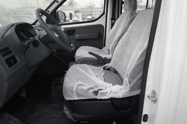 Used Wuling Yangguang 2024 300KM Comfort Version Passenger Van 75kW
