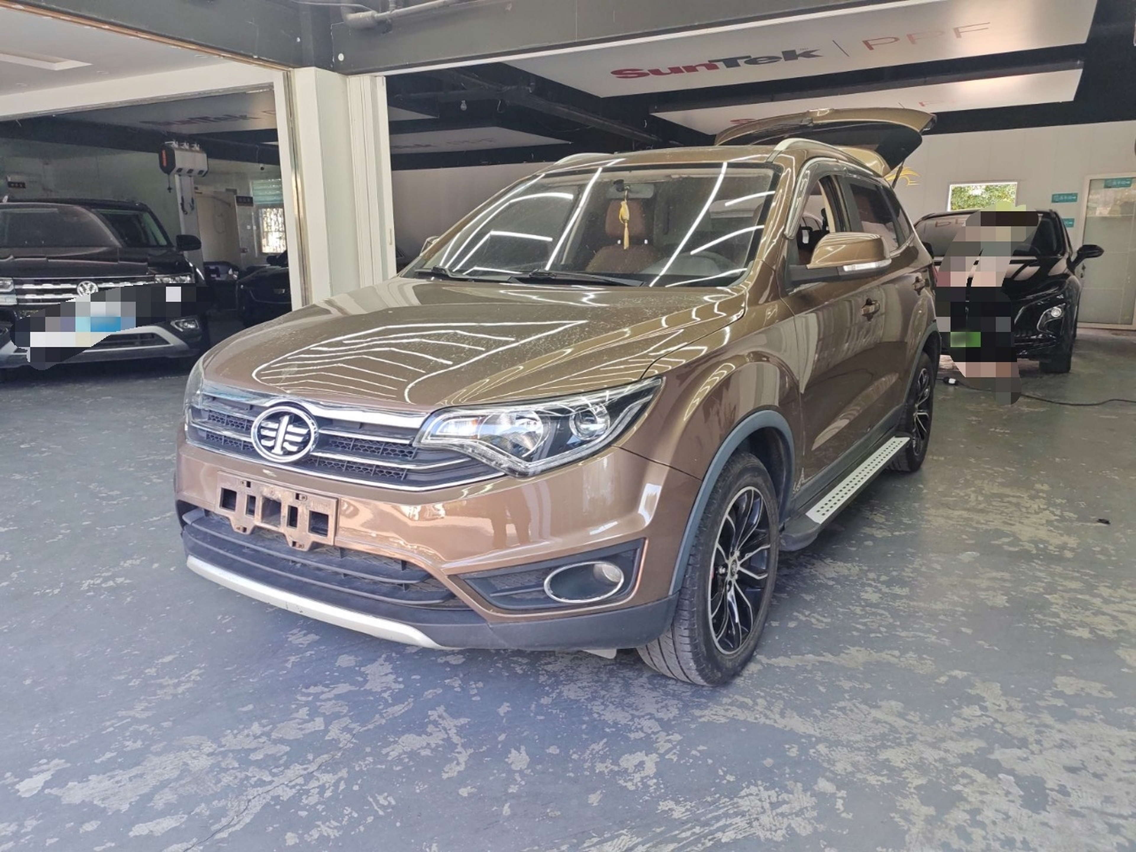 تحت مقدمة السيارة