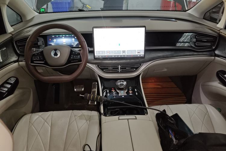 Used Denza D9 2022 DM-i 1040 Prestige Model
