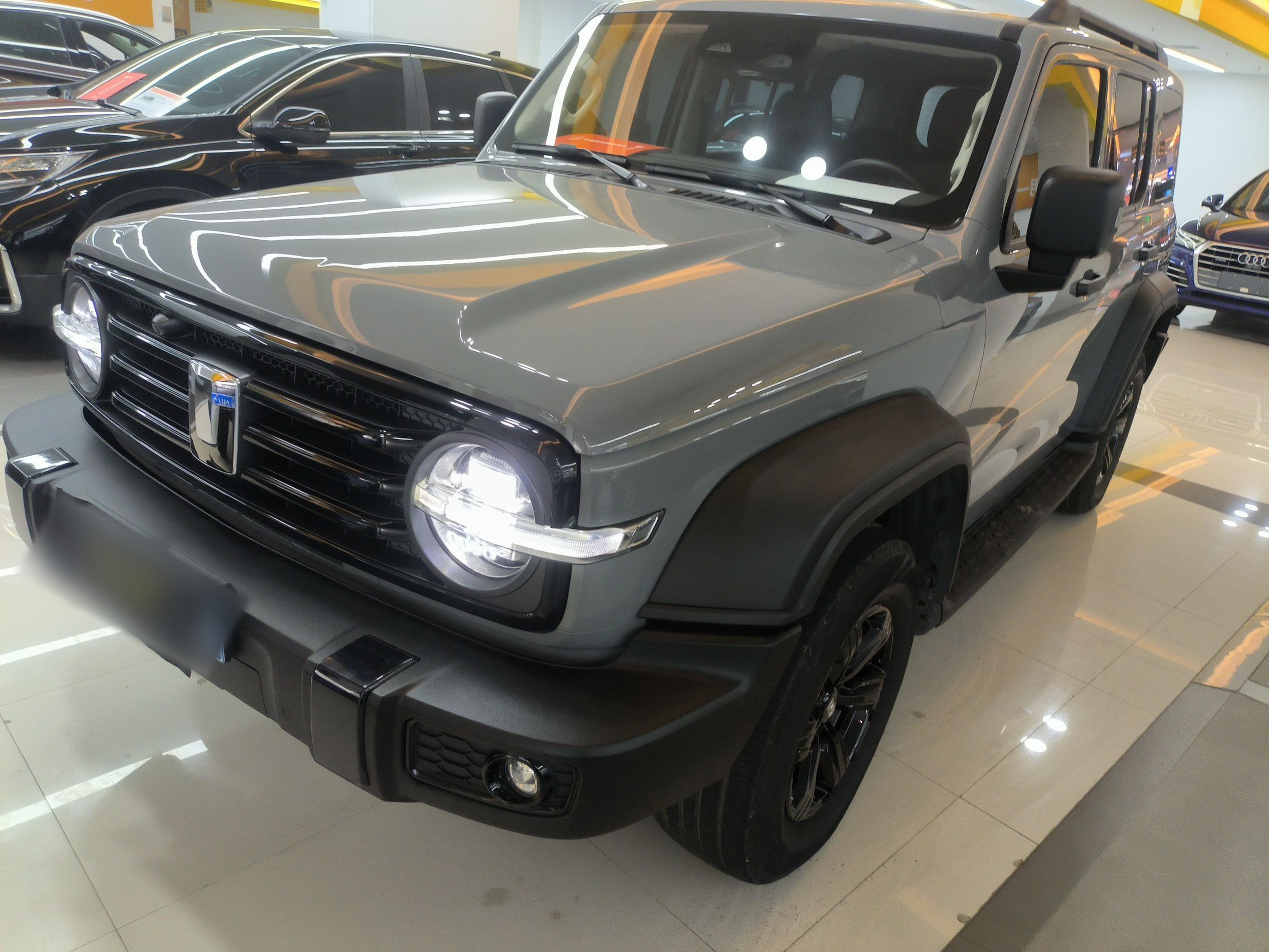 تحت مقدمة السيارة