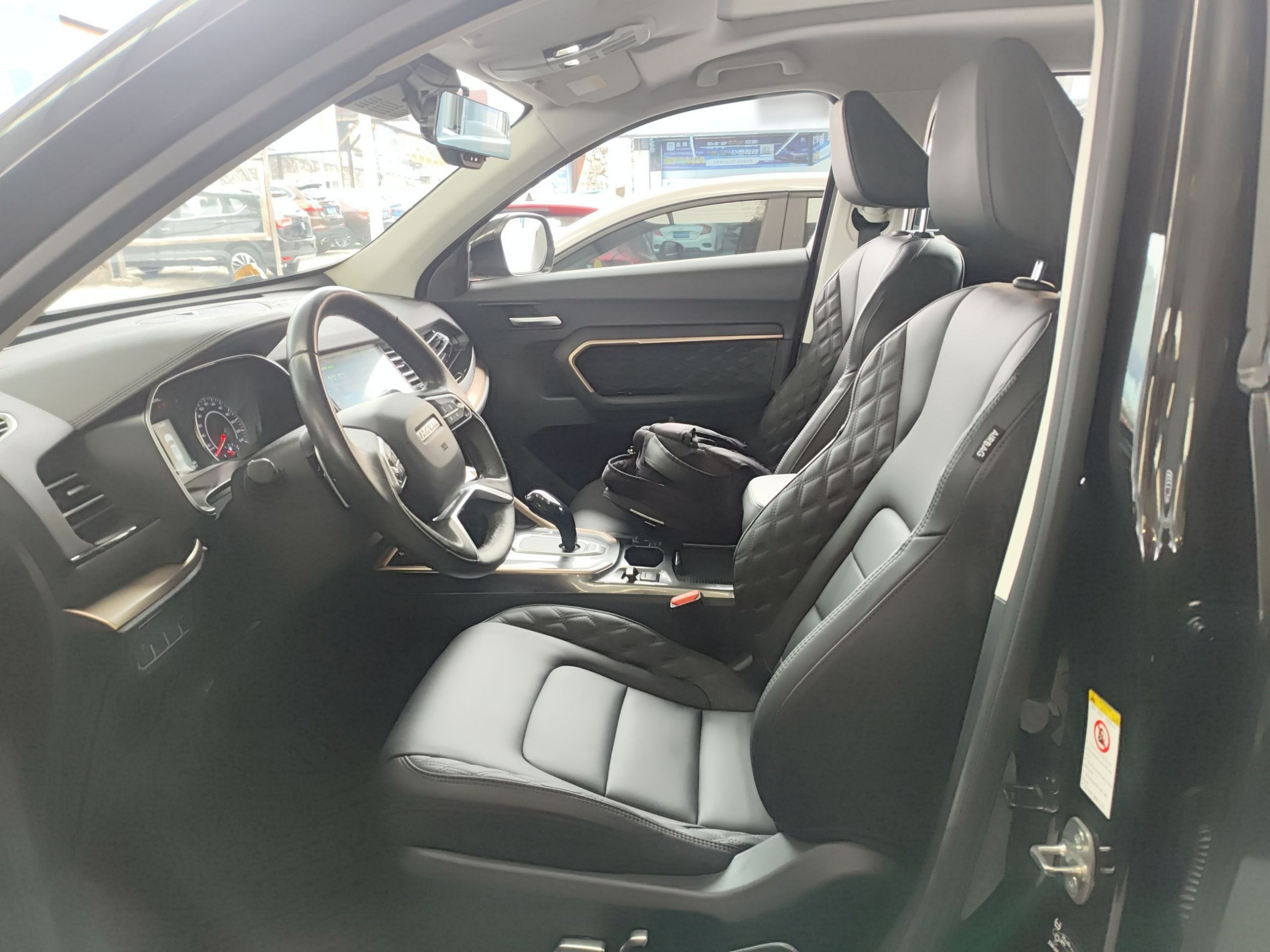 المقاعد الأمامية داخل السيارة